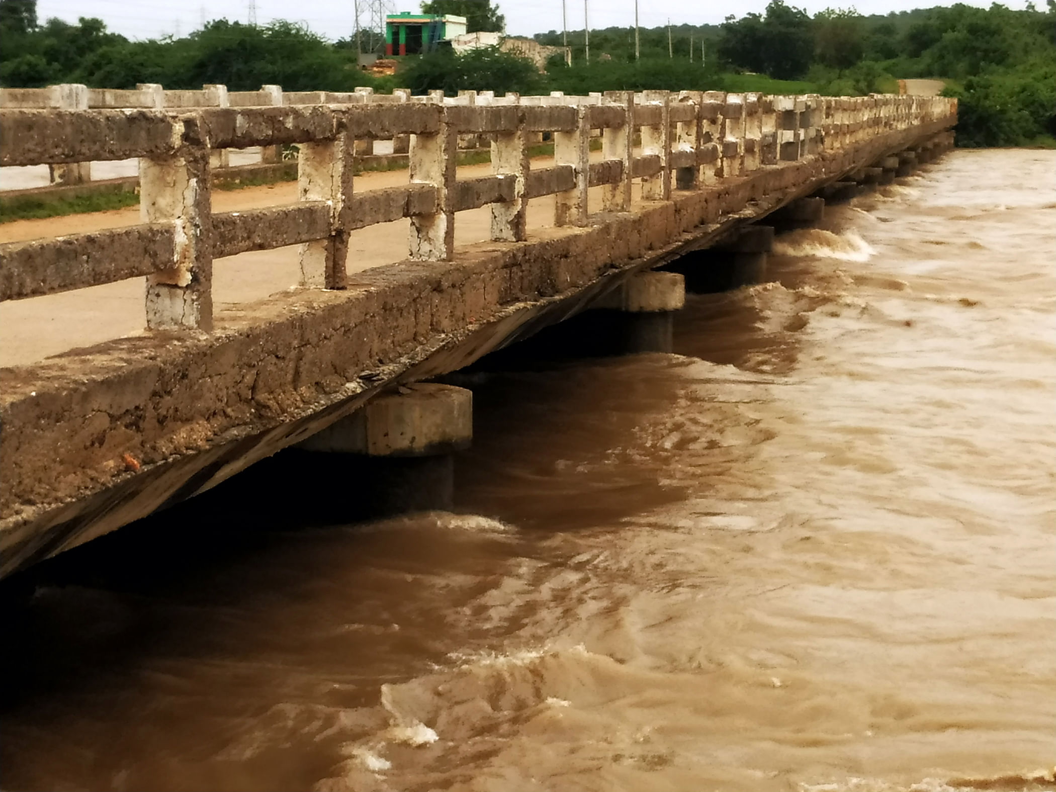 ಲಿಂಗಸುಗೂರು ತಾಲ್ಲೂಕಿನ ಯಳಗುಂದಿ ಬಳಿ ನಿರ್ಮಿಸಿದ ಸೇತುವೆ