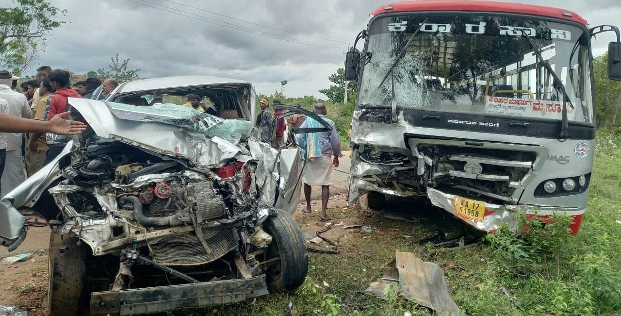 ತುರುವೇಕೆರೆ ತಾಲ್ಲೂಕಿನ ಮಾಯಸಂದ್ರ ಹೋಬಳಿ ಜೋಡುಗಟ್ಟೆ ಸಮೀಪ ನಡೆದ ಕಾರು– ಕೆಎಸ್ಆರ್ಟಿಸಿ ಬಸ್ ಅಪಘಾತ