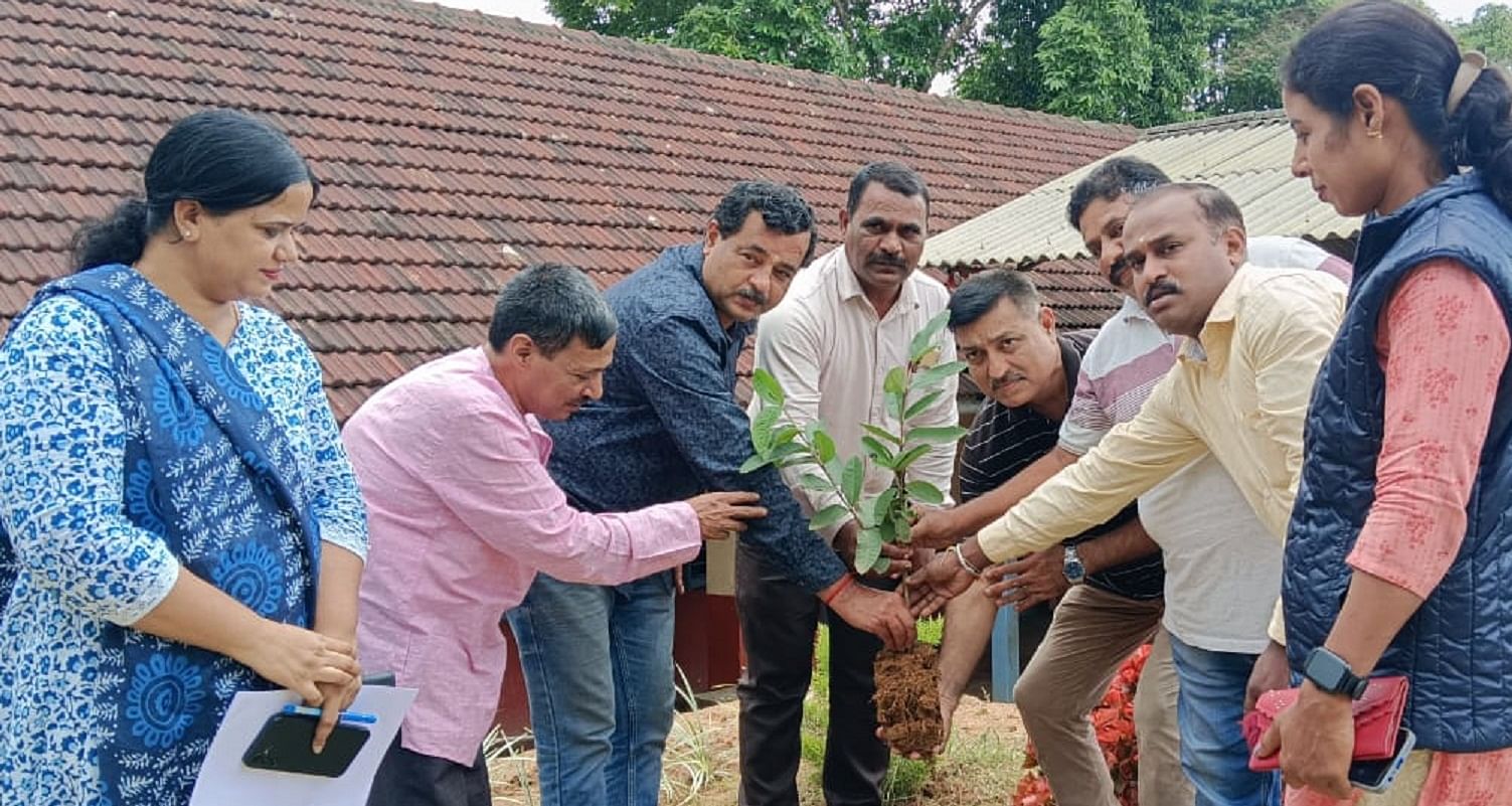 ವಿರಾಜಪೇಟೆಯ ಶನೀಶ್ವರ ಭಕ್ತ ಜನ ಮಂಡಳಿಯ ವತಿಯಿಂದ ಗೋಣಿಕೊಪ್ಪಲಿನ ಮಾದರಿ ಕಿರಿಯ ಪ್ರಾಥಮಿಕ ಶಾಲೆಯಲ್ಲಿ ಈಚೆಗೆ  ಆಯೋಜಿಸಿದ್ದ ಕಾರ್ಯಕ್ರಮಕ್ಕೆ ಕೊಡಗು ಪತ್ರಕರ್ತರ ಸಂಘದ ಗೌರವ ಸಲಹೆಗಾರ  ಶ್ರೀಧರ್ ನೆಲ್ಲಿತ್ತಾಯ ಗಿಡ ನೆಟ್ಟು  ಚಾಲನೆ ನೀಡಿದರು.