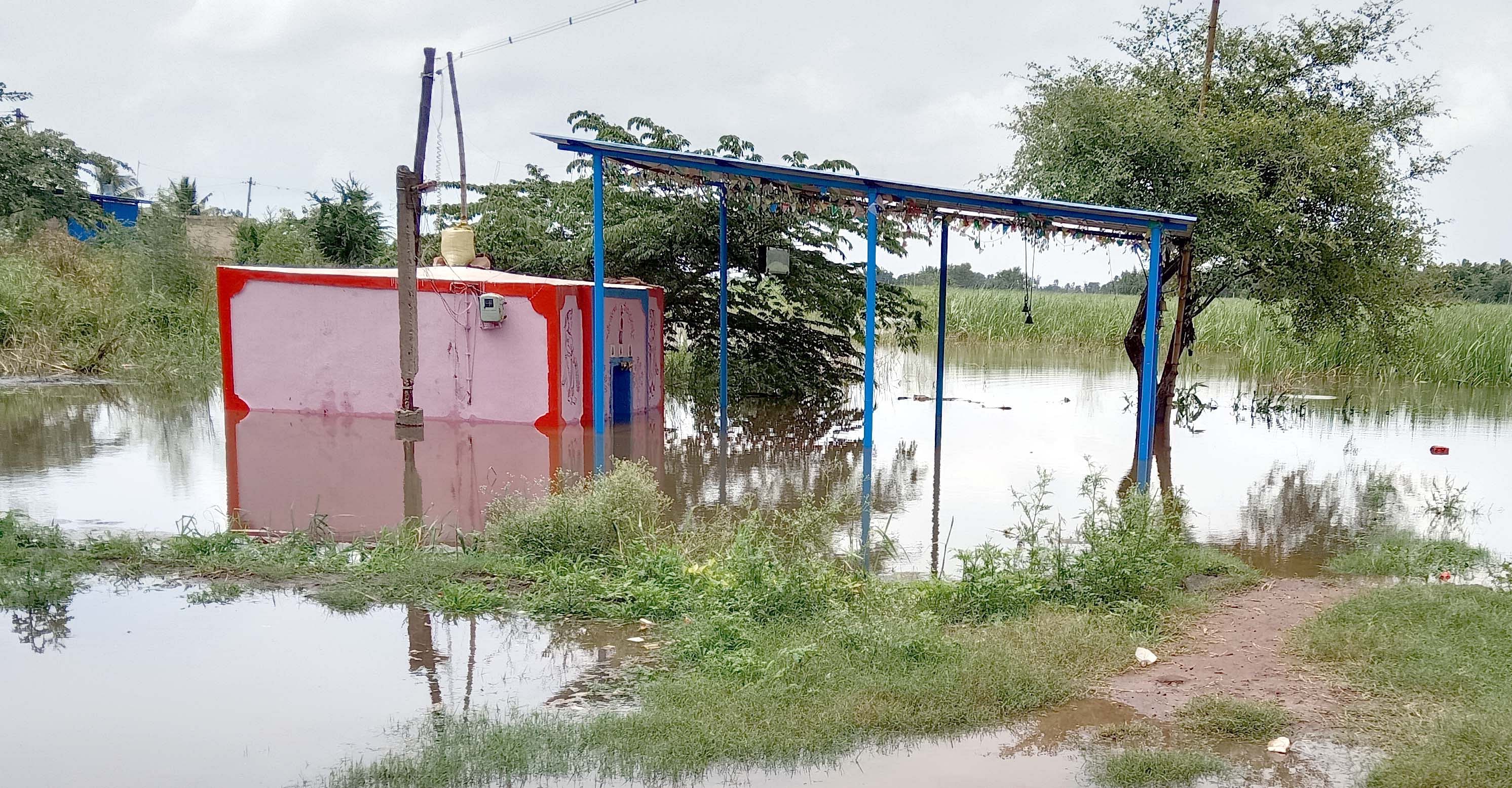 ತೇರದಾಳ ತಾಲ್ಲೂಕಿನ ತಮದಡ್ಡಿಯಲ್ಲಿ ಕೃಷ್ಣಾ ನದಿಯ ನೀರು ಹೆಚ್ಚಾಗಿ ಗ್ರಾಮದ ದುಗರ್ಾದೇವಿ ದೇವಸ್ಥಾನ ಜಲಾವೃತವಾಗಿದೆ.