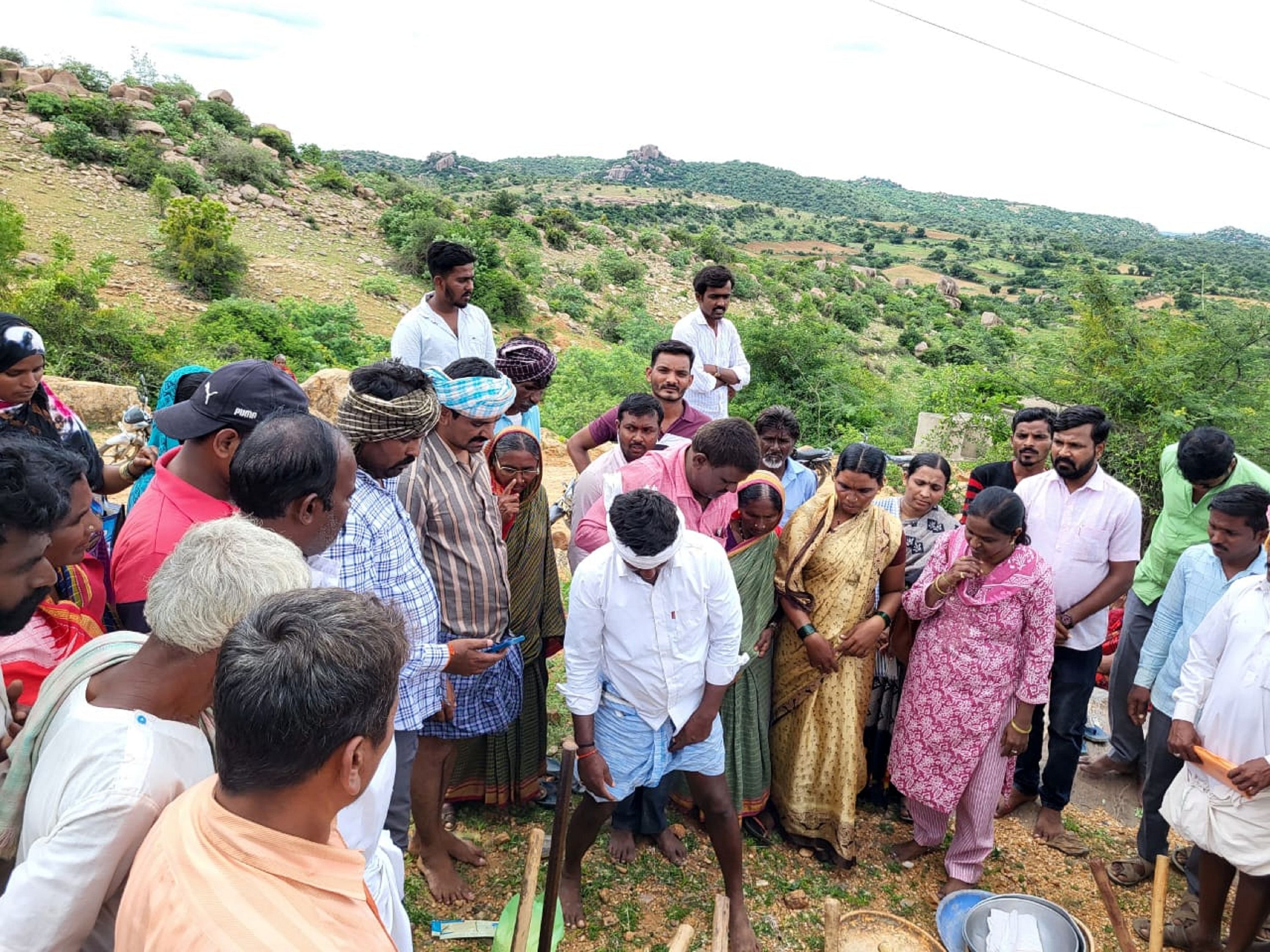 ಸುರಪುರ ತಾಲ್ಲೂಕಿನ ದೇವಿಕೇರಾ ಗ್ರಾಮದಲ್ಲಿ ಉದ್ಯೋಗ ಖಾತ್ರಿ ಯೋಜನೆಯಲ್ಲಿ ಕೆಲಸ ಆರಂಭಿಸುವ ಮೊದಲು ಕಾರ್ಮಿಕರು ಸಲಕರಣೆಗಳಿಗೆ ಪೂಜೆ ಸಲ್ಲಿಸಿದರು