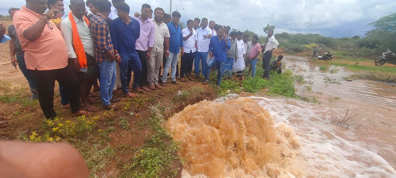 ಜಗಳೂರಿನ ಐತಿಹಾಸಿಕ ಕೆರೆಗೆ ತುಂಗಭದ್ರಾ ನದಿಯಿಂದ ನೀರು ಹರಿದು ಬರುವುದನ್ನು ಜನರು ಶುಕ್ರವಾರ ಮುಗಿಬಿದ್ದು ವೀಕ್ಷಿಸಿದರು.