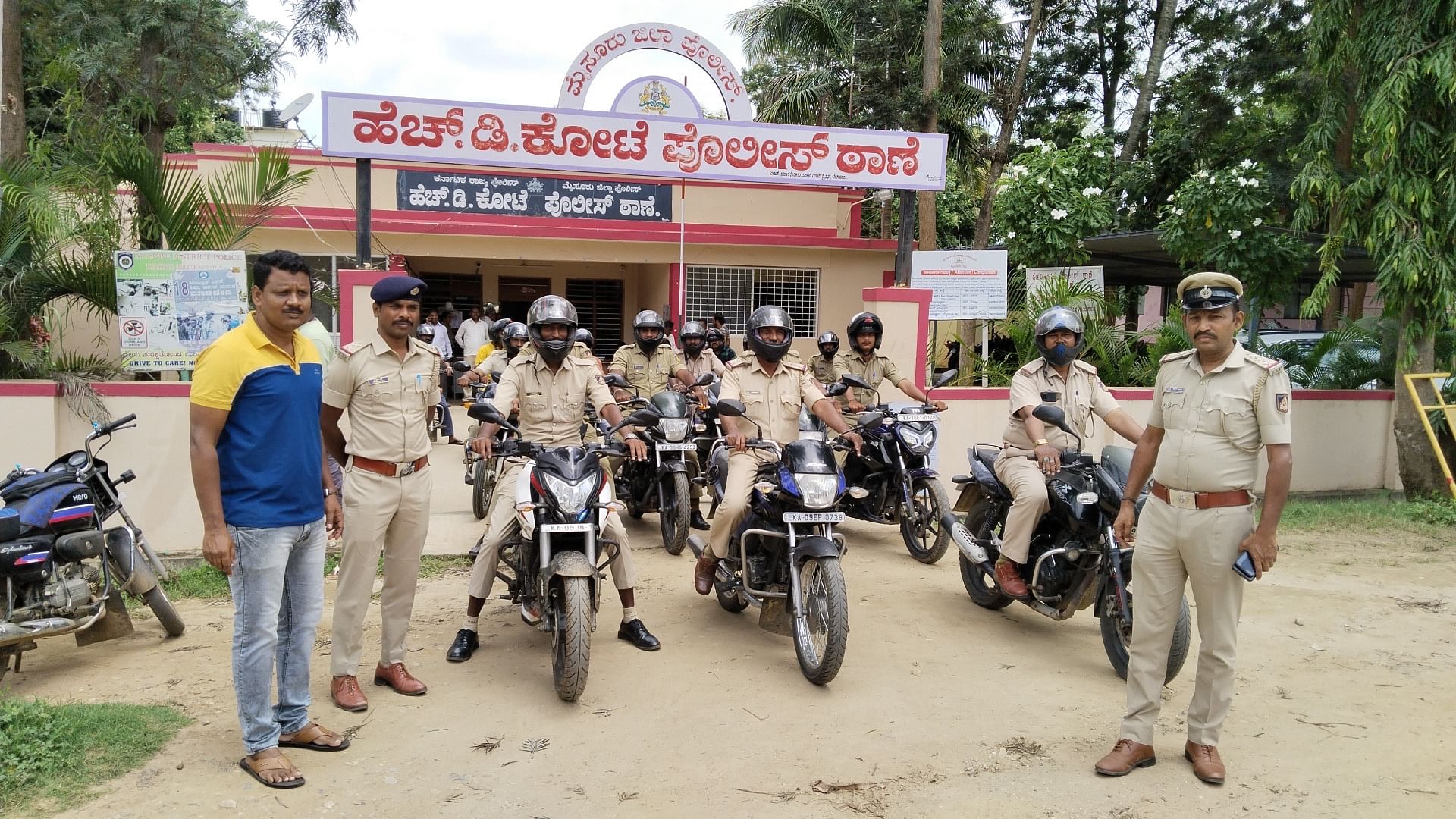 ಎಚ್.ಡಿ.ಕೋಟೆಯಿಂದ ಹ್ಯಾಂಡ್ ಪೋಸ್ಟ್‌ವರೆಗೆ ಸಂಚಾರಿ ನಿಯಮ ಉಲ್ಲಂಘನೆ ಬಗ್ಗೆ ಜಾಗೃತಿ ಮೂಡಿಸಲು ಪಟ್ಟಣ ಪೊಲೀಸ್ ಠಾಣೆ ಪೊಲೀಸರು  ಬೈಕ್ ಜಾಥಾ ನಡೆಸಿದರು. ಇನ್‌ಸ್ಪೆಕ್ಟರ್ ಶಬ್ಬೀರ್ ಹುಸೇನ್ ಭಾಗವಹಿಸಿದ್ದರು