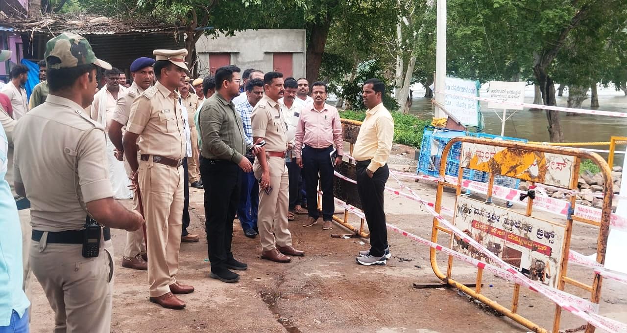 ಕಾವೇರಿ ನದಿಯಲ್ಲಿ ನೀರಿನ ಪ್ರಮಾಣ ಹೆಚ್ಚಾದ ಹಿನ್ನೆಲೆಯಲ್ಲಿ ಮಂಡ್ಯ ಜಿಲ್ಲಾಧಿಕಾರಿ ಕುಮಾರ ಭೇಟಿ ನೀಡಿ ಅಧಿಕಾರಿಗಳಿಗೆ ಸೂಚನೆಗಳನ್ನು ನೀಡಿದರು. ಈ ಸಂದರ್ಭದಲ್ಲಿ ಸಿಇಒ ಶೇಖ್ ತನ್ವೀರ್ ಆಸೀಫ್, ಮಲ್ಲಿಕಾರ್ಜುನ ಬಾಲದಂಡಿ ಸೇರಿದಂತೆ ಹಲವರು ಇದ್ದರು.