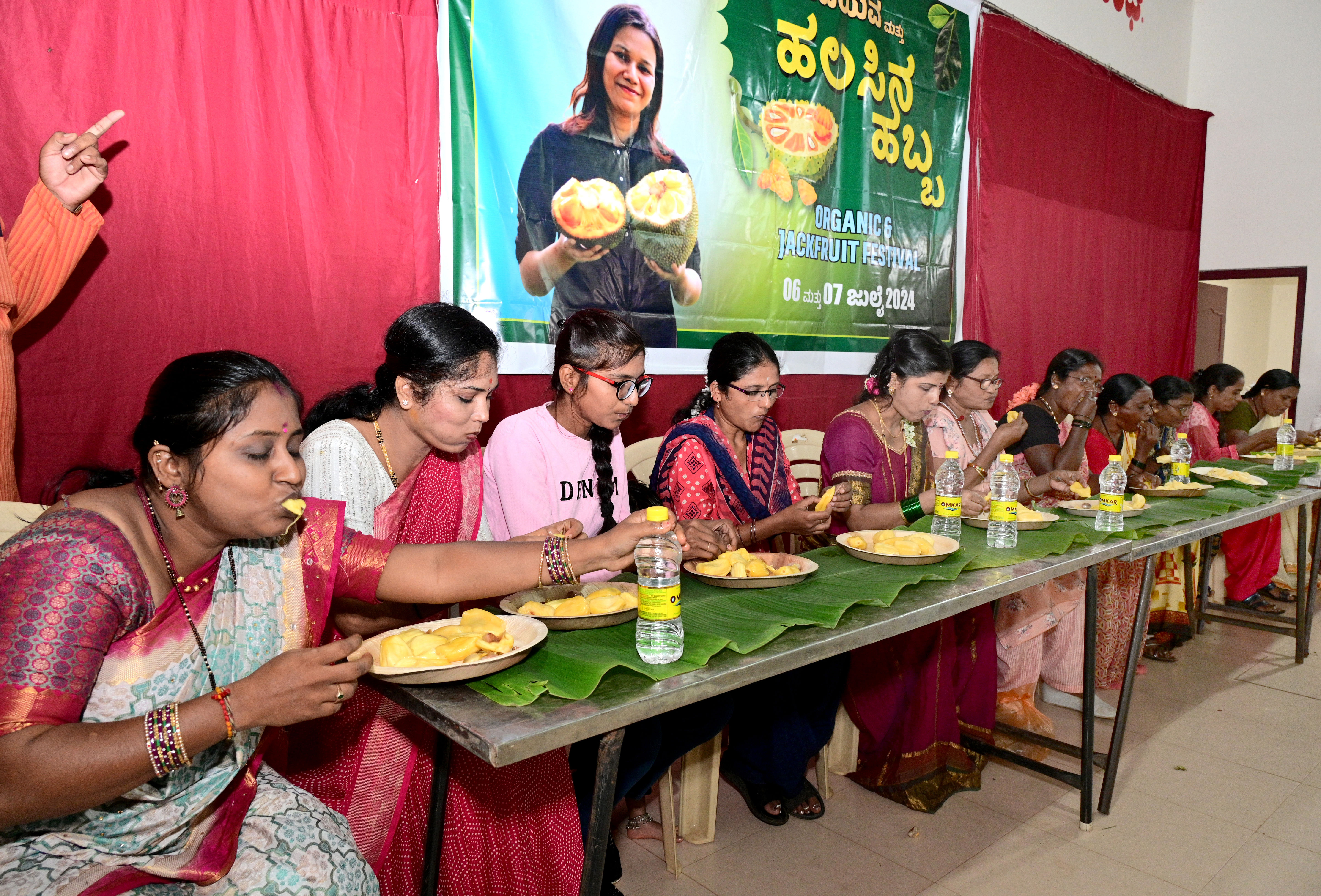 ಹುಬ್ಬಳ್ಳಿಯ ಮೂರು ಸಾವಿರ ಮಠದ ಶಾಲಾ ಆವರಣದಲ್ಲಿರುವ ಮೂಜಗಂ ಸಭಾಭವನದಲ್ಲಿ ‘ಸಾವಯವ ಮತ್ತು ಹಲಸಿನ ಹಬ್ಬ’ದ ಪ್ರಯುಕ್ತ ಭಾನುವಾರ ನಡೆದ ಹಲಸಿನ ಹಣ್ಣು ತಿನ್ನುವ ಸ್ಪರ್ಧೆದಲ್ಲಿ ಭಾಗವಹಿಸಿದ್ದ ಮಹಿಳೆಯರು
–ಪ್ರಜಾವಾಣಿ ಚಿತ್ರ