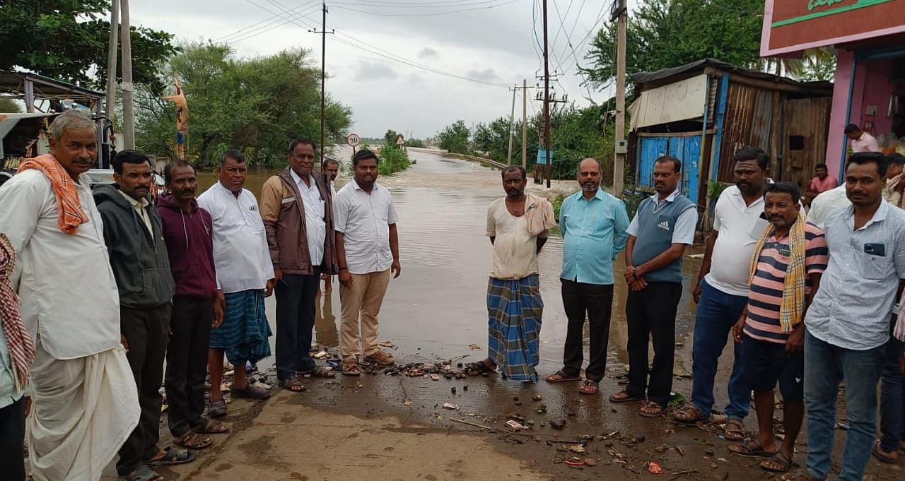 ಕೌಜಲಗಿ ಸಮೀಪದ ಘಟಪ್ರಭಾ ನದಿ ಪ್ರವಾಹದಿಂದ ಜಲಾವೃತಗೊಂಡ ತಿಗಡಿ ಗ್ರಾಮಕ್ಕೆ ಶಾಸಕ ಬಾಲಚಂದ್ರ ಜಾರಕಿಹೊಳಿ ಅವರ ಆಪ್ತ ಸಹಾಯಕ ಬಿ.ಎಂ.ಭಾಸ್ಕರ್ ರಾವ್ ಭೇಟಿ ನೀಡಿ, ಪರಿಶೀಲಿಸಿದರು