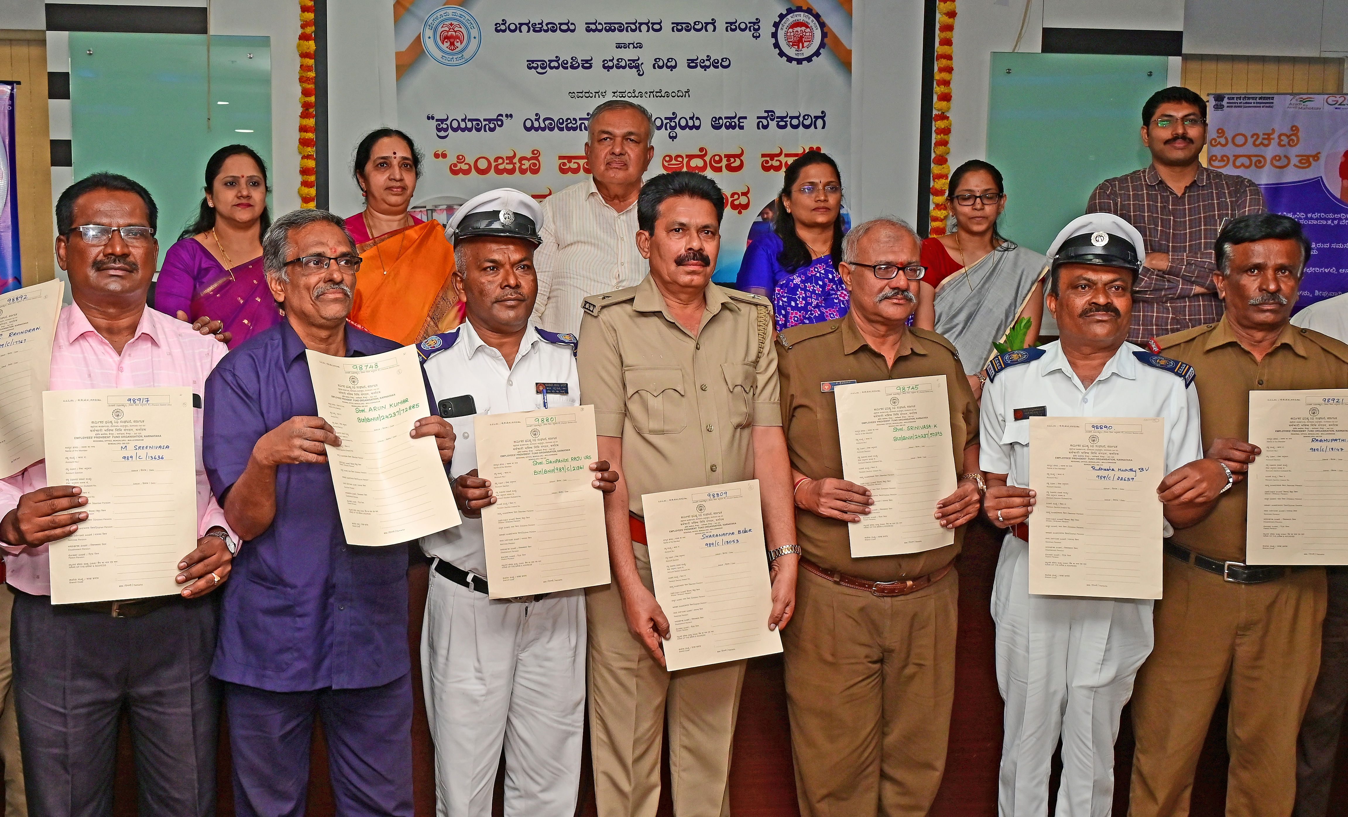 ನಗರದಲ್ಲಿ ಸೋಮವಾರ ಬಿಎಂಟಿಸಿ ಆಯೋಜಿಸಿದ್ದ ಕಾರ್ಯಕ್ರಮದಲ್ಲಿ ‘ಪ್ರಯಾಸ್’ ಯೋಜನೆಯಡಿ ನೌಕರರಿಗೆ ಸಾರಿಗೆ ಸಚಿವ ರಾಮಲಿಂಗಾರೆಡ್ಡಿ ಪಿಂಚಣಿ ಪಾವತಿ ಆದೇಶ ಪತ್ರ ವಿತರಣೆ ಮಾಡಿದರು -ಪ್ರಜಾವಾಣಿ ಚಿತ್ರ