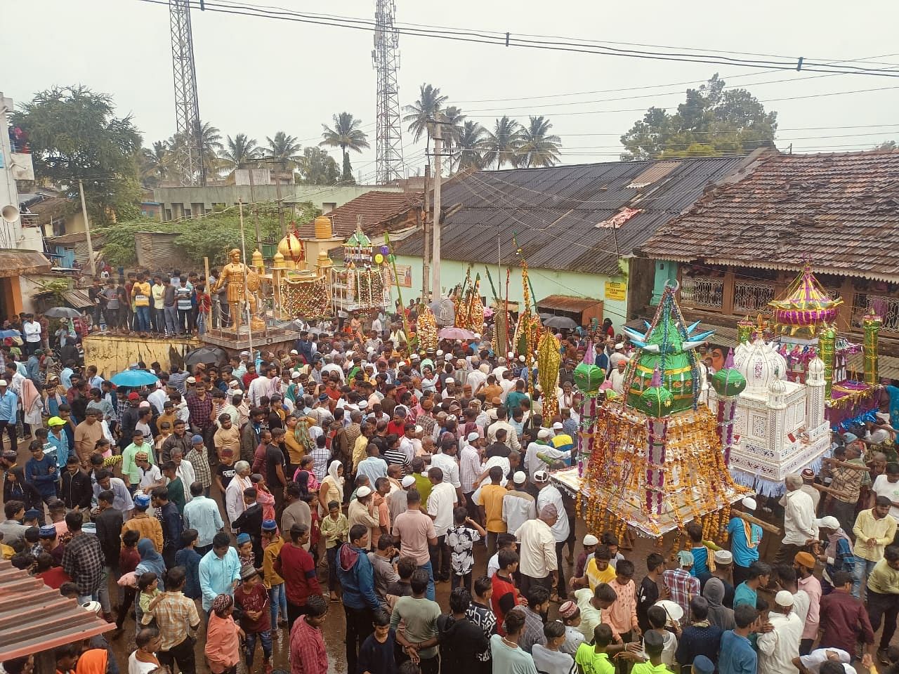 ಎಂ.ಕೆ.ಹುಬ್ಬಳ್ಳಿ ಪಟ್ಟಣದ ಸಂಗೊಳ್ಳಿ ರಾಯಣ್ಣ ಸರ್ಕಲ್ ಬಳಿ ಒಂದೆಡೆ ಸೇರಿದ್ದ ಅಲ್ಲಾದೇವರ ಡೋಲಿಗಳ ಬಳಿ ನೆರೆದ ಭಕ್ತ ಸಮೂಹ