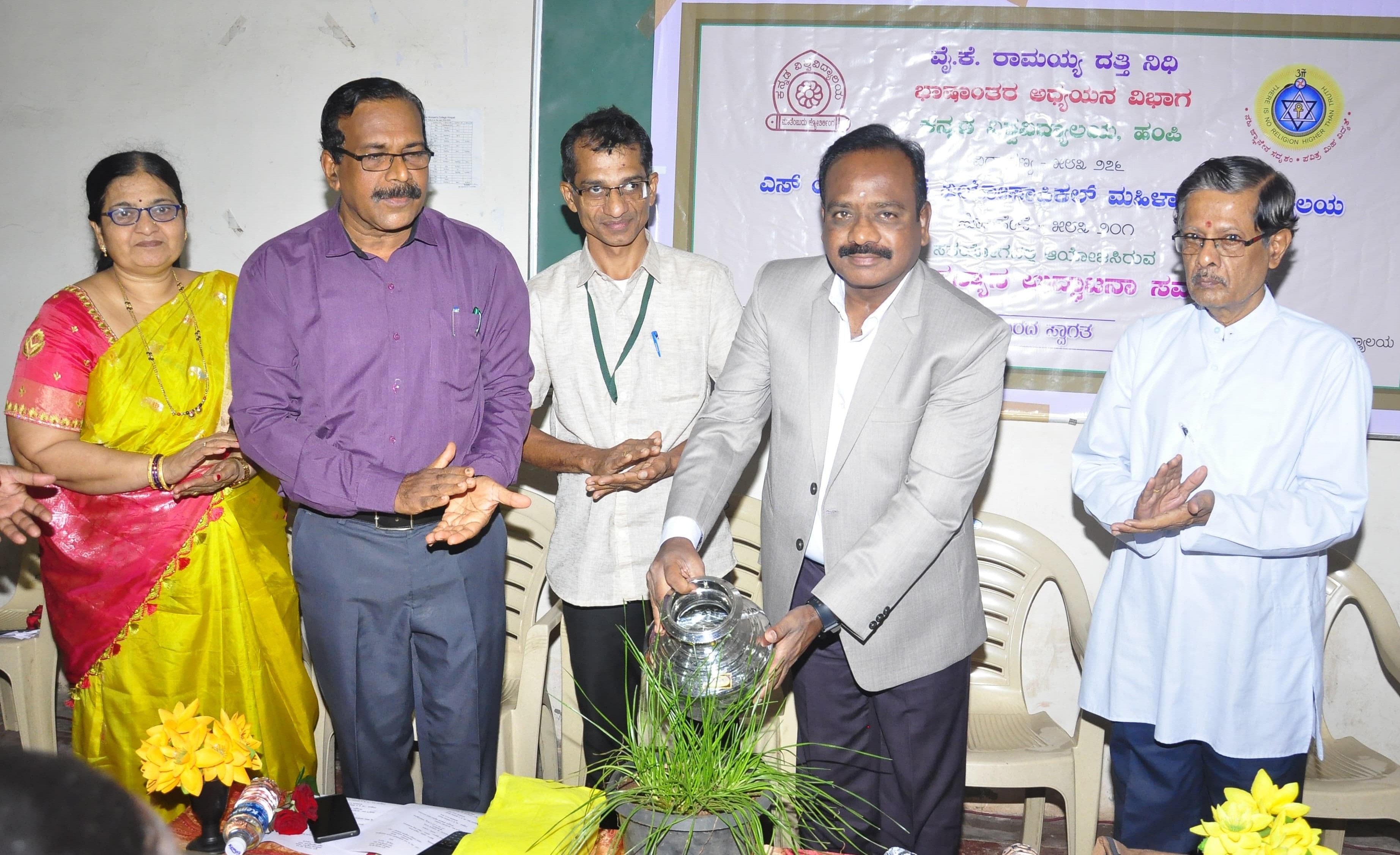 ಹೊಸಪೇಟೆಯ ಎಸ್‍ಯುಬಿಎನ್ ಮಹಿಳಾ ಕಾಲೇಜಿನಲ್ಲಿ ಶನಿವಾರ ನಡೆದ ಉಪನ್ಯಾಸ ಕಾರ್ಯಕ್ರಮವನ್ನು ಹಂಪಿ ಕನ್ನಡ ವಿಶ್ವವಿದ್ಯಾಲಯದ ಕುಲಪತಿ ಪ್ರೊ.ಡಿ.ವಿ.ಪರಮಶಿವಮೂರ್ತಿ ಉದ್ಘಾಟಿಸಿದರು
