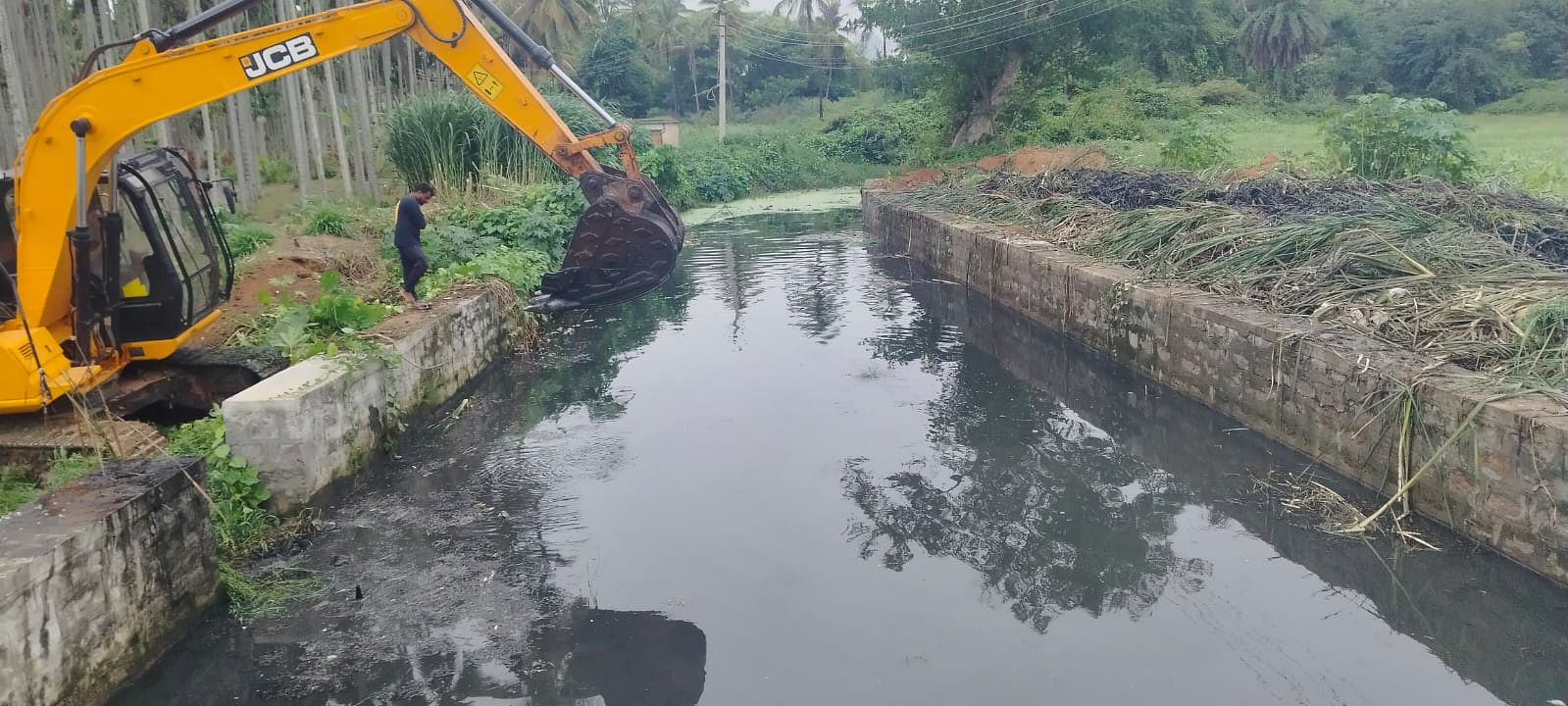 ಕುದೂರು ಪಟ್ಟಣದ ತುಮಕೂರು ಮುಖ್ಯರಸ್ತೆಯ ರಾಜಕಾಲುವೆ ಸ್ವಚ್ಛತೆಗೆ ಗ್ರಾಮ ಪಂಚಾಯಿತಿ ಭಾನುವಾರ ಚಾಲನೆ ನೀಡಲಾಯಿತು.