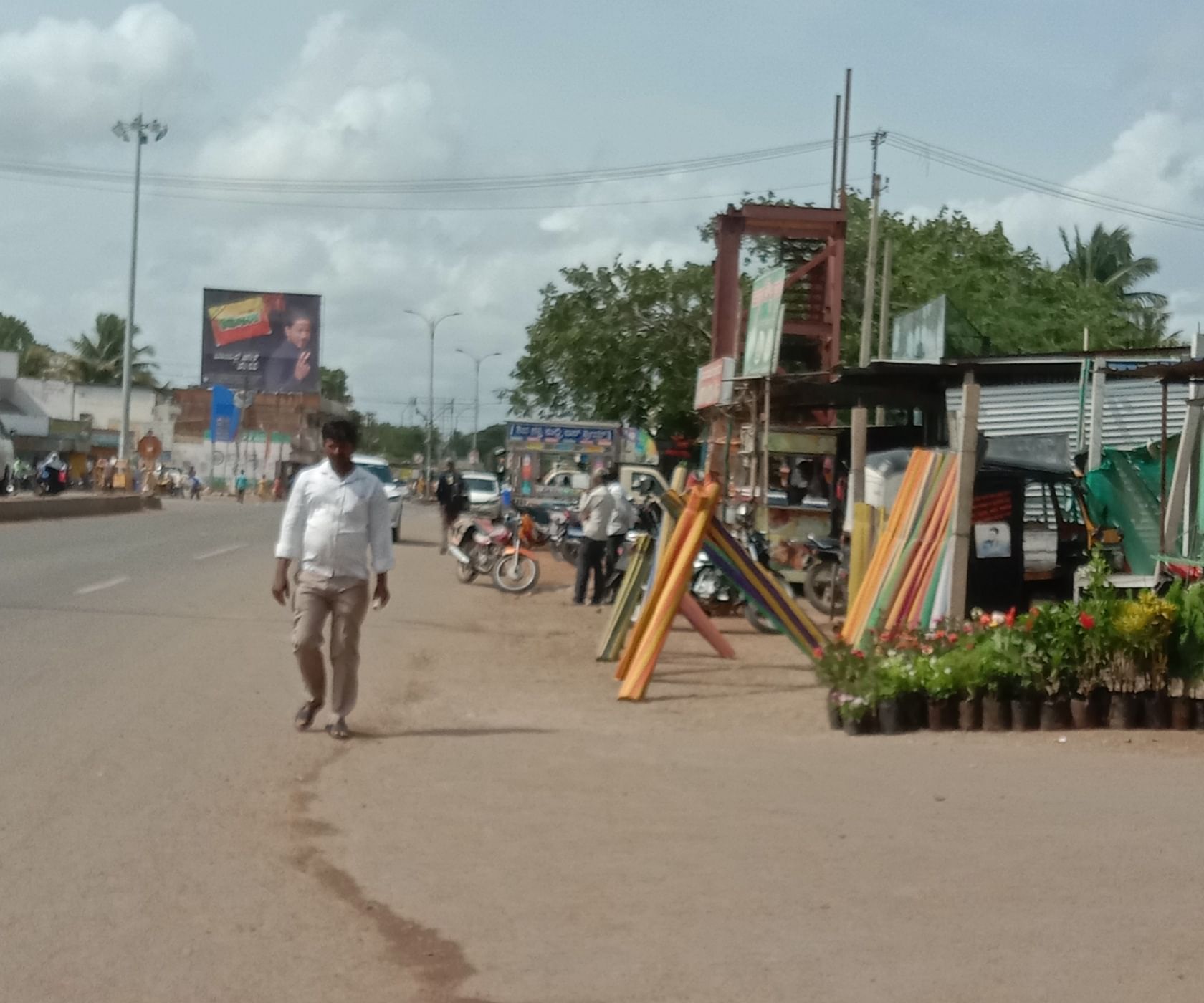 ನರಗುಂದದಲ್ಲಿ ಹುಬ್ಬಳ್ಳಿ– ವಿಜಯಪುರ ರಾಷ್ಟ್ರೀಯ ಹೆದ್ದಾರಿಯ ಫುಟ್‌ಪಾತ್‌ಗಳನ್ನೂ ಗೂಡಂಗಡಿಗಳು ಆಕ್ರಮಿಸಿಕೊಂಡ ದೃಶ್ಯ 