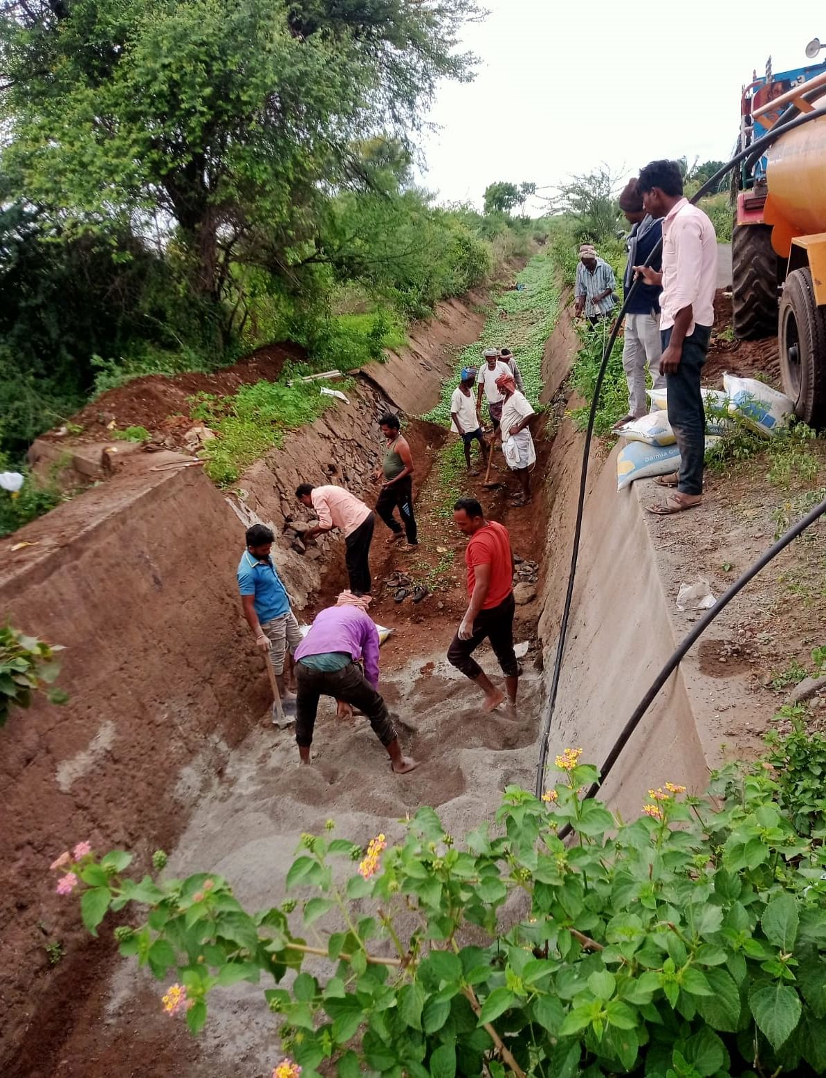 ಬೆಳಗಾವಿ ಜಿಲ್ಲೆಯ ಚಿಕ್ಕೋಡಿ ತಾಲ್ಲೂಕಿನ ಮಮದಾಪುರ ಕೆ.ಕೆ. ಗ್ರಾಮದ ಹದ್ದಿಯಲ್ಲಿ ಬುಧವಾರ ಘಟಪ್ರಭಾ ಬಲದಂಡೆ ಕಾಲುವೆಯ ಹೂಳು ತೆಗೆದ ರೈತರು