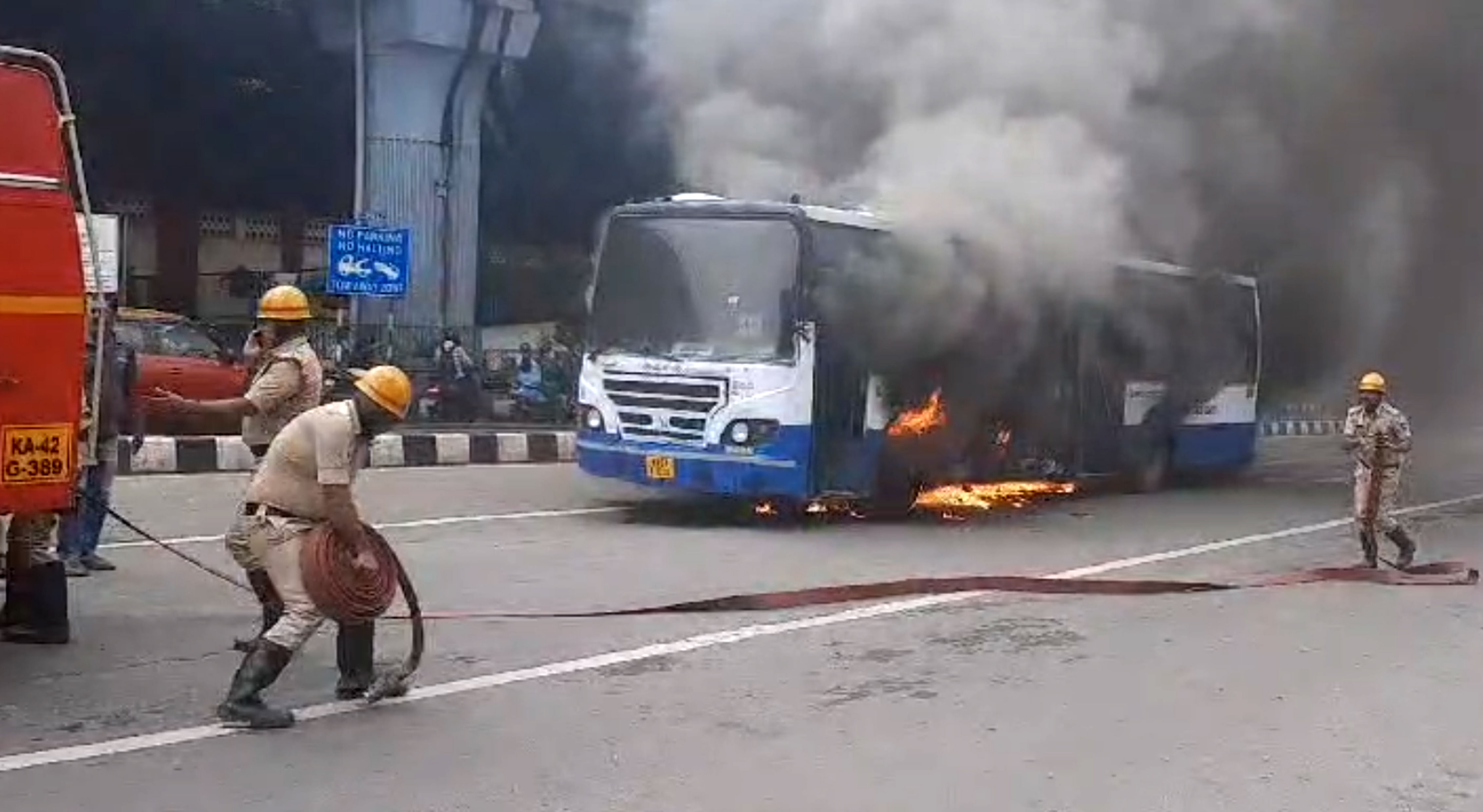 ಬೆಂಗಳೂರಿನ ಅನಿಲ್‌ ಕುಂಬ್ಳೆ ವೃತ್ತದ ಬಳಿ ಬಿಎಂಟಿಸಿ ಬಸ್‌ಗೆ ಬೆಂಕಿ ಹೊತ್ತಿಕೊಂಡಿರುವುದನ್ನು ಅಗ್ನಿ ಶಾಮಕ ದಳದ ಸಿಬ್ಬಂದಿ ನಂದಿಸಿದರು. ಪ್ರಜಾವಾಣಿ ಚಿತ್ರ
