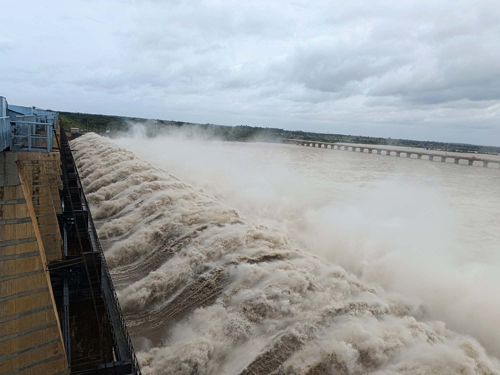 ನಾರಾಯಣಪುರ ಬಸವಸಾಗರ ಜಲಾಶಯದ 30 ಕ್ರಸ್ಟ್‌ಗೇಟ್‌ಗಳಿಂದ ಧುಮ್ಮಿಕ್ಕುವ ಜಲಧಾರೆ