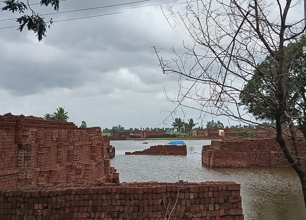 ಚಿಕ್ಕೋಡಿ ತಾಲ್ಲೂಕಿನ ಕೃಷ್ಣಾ ನದಿ ತೀರದ ಮಾಂಜರಿ ಗ್ರಾಮದಲ್ಲಿ ಇಟ್ಟಿಗೆ ಭಟ್ಟಿ ಜಲಾವೃತಗೊಂಡಿದೆ ಚಿತ್ರ : ಚಂದ್ರಶೇಖರ ಎಸ್. ಚಿನಕೇಕರ