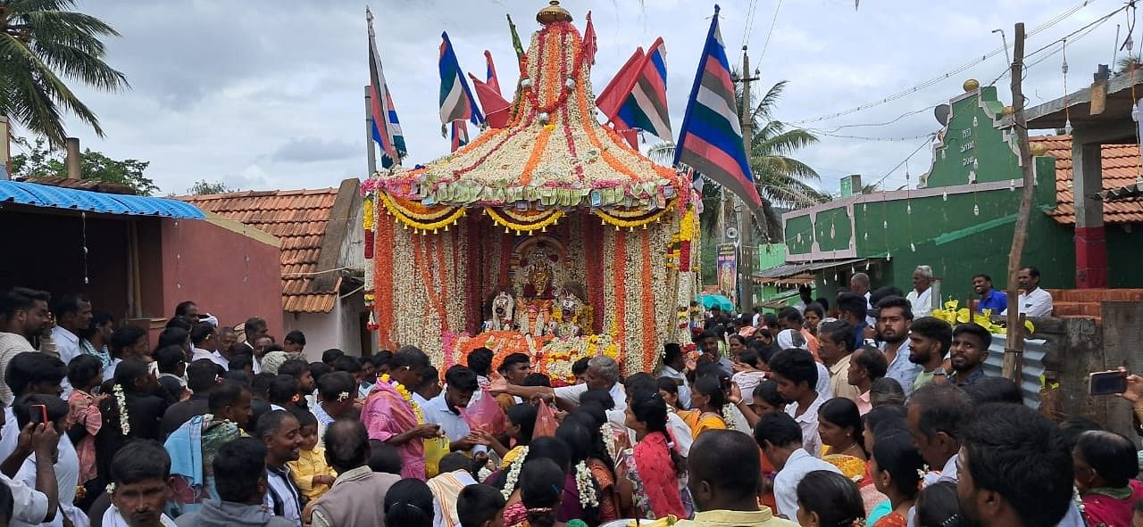 ಗುಂಡ್ಲುಪೇಟೆ ತಾಲ್ಲೂಕಿನ ದೇಶಿಪುರ ಗ್ರಾಮದಲ್ಲಿ ಕಸಕಲಪುರದ ಮಹಾಪಾರ್ವತಿ ಅಮ್ಮನ ಜಾತ್ರಾ ಮಹೋತ್ಸವ ಅಂಗವಾಗಿ ಉತ್ಸವ ಮೂರ್ತಿ ಮೆರವಣಿಗೆ ನಡೆಯಿತು