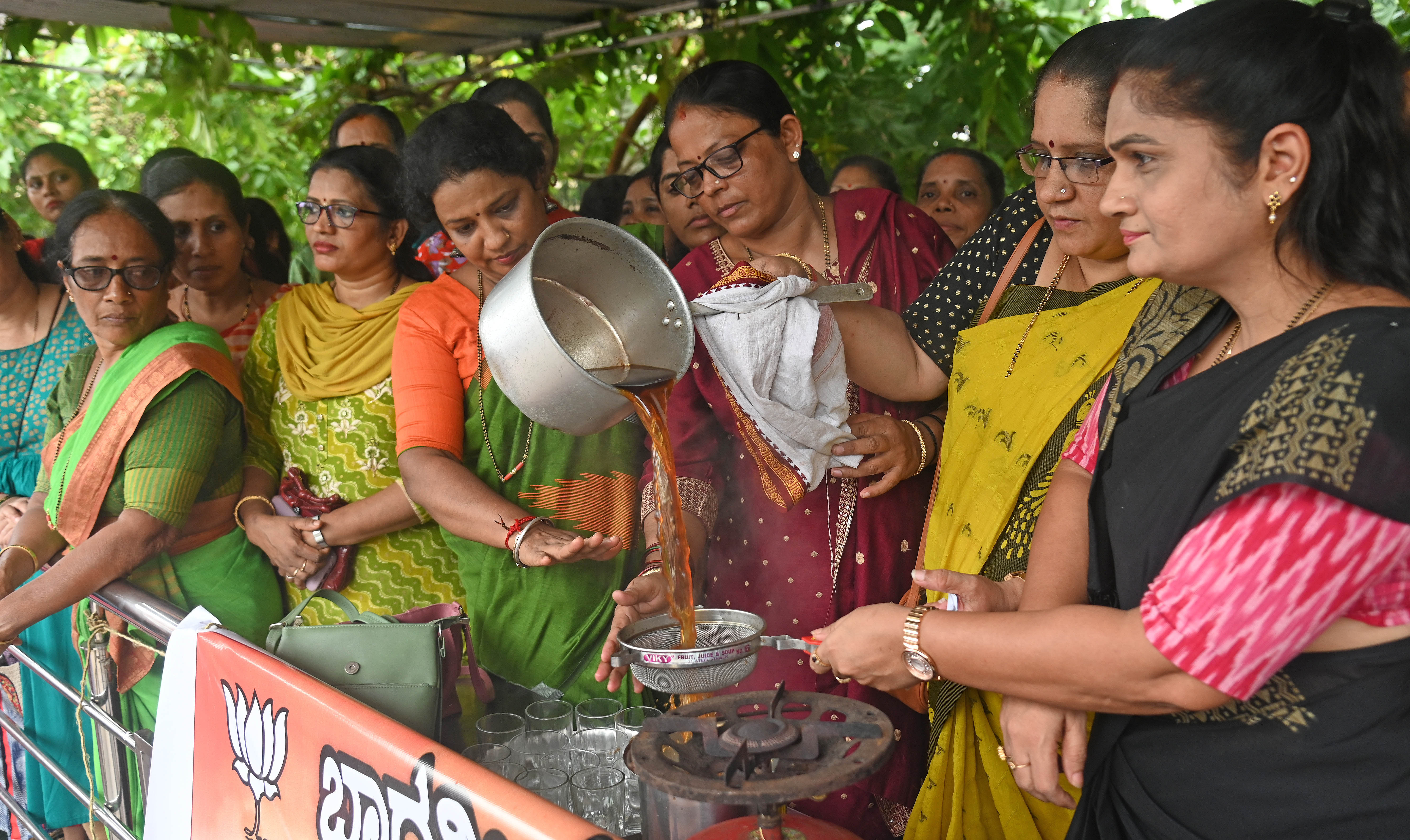 ಬಿಜೆಪಿ ಕಾರ್ಯಕರ್ತೆಯರು ಹಾಲು ಹಾಕದ ಚಹಾ ಮಾಡಿ ಪ್ರತಿಭಟನೆ ನಡೆಸಿದರು – ಪ್ರಜಾವಾಣಿ ಚಿತ್ರ 