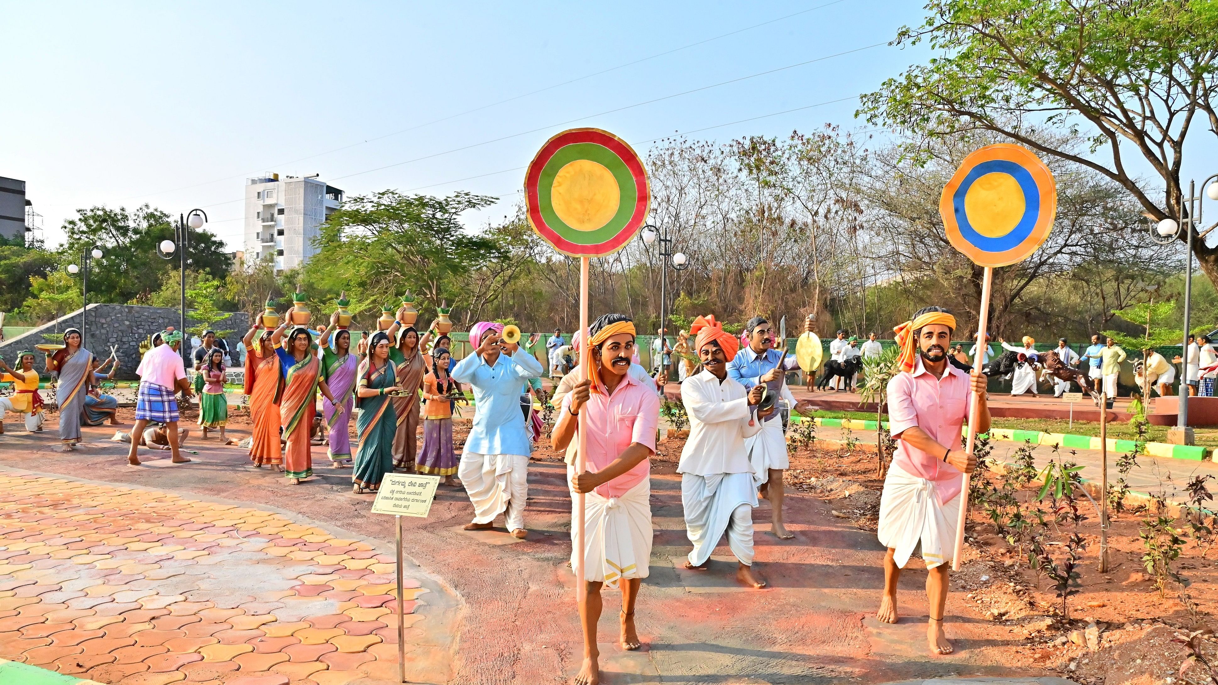 ದಾವಣಗೆರೆ ನಗರದ ದೃಶ್ಯ ಕಲಾ ಕಾಲೇಜು ಹಿಂಭಾಗದಲ್ಲಿರುವ ಥೀಮ್‌ ಪಾರ್ಕ್‌ನಲ್ಲಿ ದುಗ್ಗಮನ ಜಾತ್ರೆಯ ಸೊಬಗು
 ಚಿತ್ರಗಳು: ಸತೀಶ್‌ ಬಡಿಗೇರ