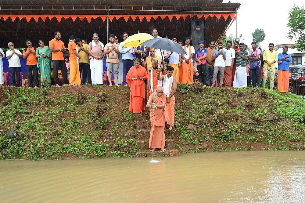 ಒಡಿಯೂರು ಶ್ರೀಗಳ ಜನ್ಮದಿನೋತ್ಸವ - ಗ್ರಾಮೋತ್ಸವದ ಅಂಗವಾಗಿ ಭಾನುವಾರ ಕನ್ಯಾನ ಗ್ರಾಮದ ಬನಾರಿಯಲ್ಲಿರುವ ಸಂಸ್ಥಾನದ ಸಾಗುವಳಿ ಭೂಮಿಯಲ್ಲಿ  ‘ಕೆಸರ್ದ ಕಂಡೊಡೊಂಜಿ ದಿನ ಕಾರ್ಯಕ್ರಮಕ್ಕೆ ಚಾಲನೆ ನೀಡಲಾಯಿತು 