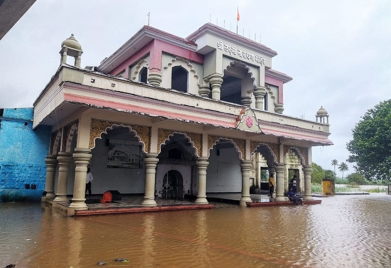 ನಿಪ್ಪಾಣಿ ಹುನ್ನರಗಿ ಗ್ರಾಮದ ಲಕ್ಷ್ಮಿ ನಾರಾಯಣ ಮಂದಿರಕ್ಕೆ ವೇದಗಂಗಾ ನದಿ ದಡದ ನೀರು ನುಗ್ಗಿದೆ