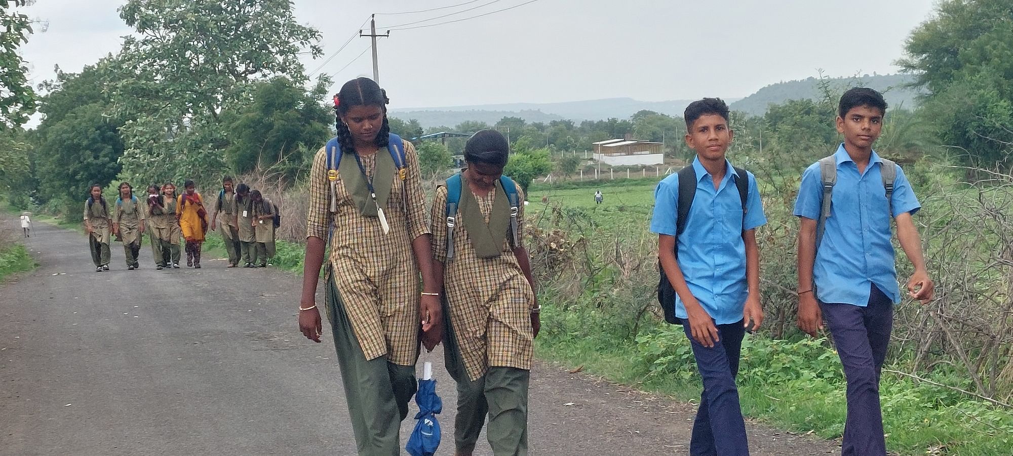 ಚಿಂಚೋಳಿ ತಾಲ್ಲೂಕಿನ ಹೂಡದಳ್ಳಿಯ ವಿದ್ಯಾರ್ಥಿಗಳು ಕನಕಪುರ ಪ್ರೌಢಶಾಲೆಯಿಂದ ಸ್ವಗ್ರಾಮಕ್ಕೆ ನಡೆದುಕೊಂಡು ಬರುತ್ತಿರುವುದು