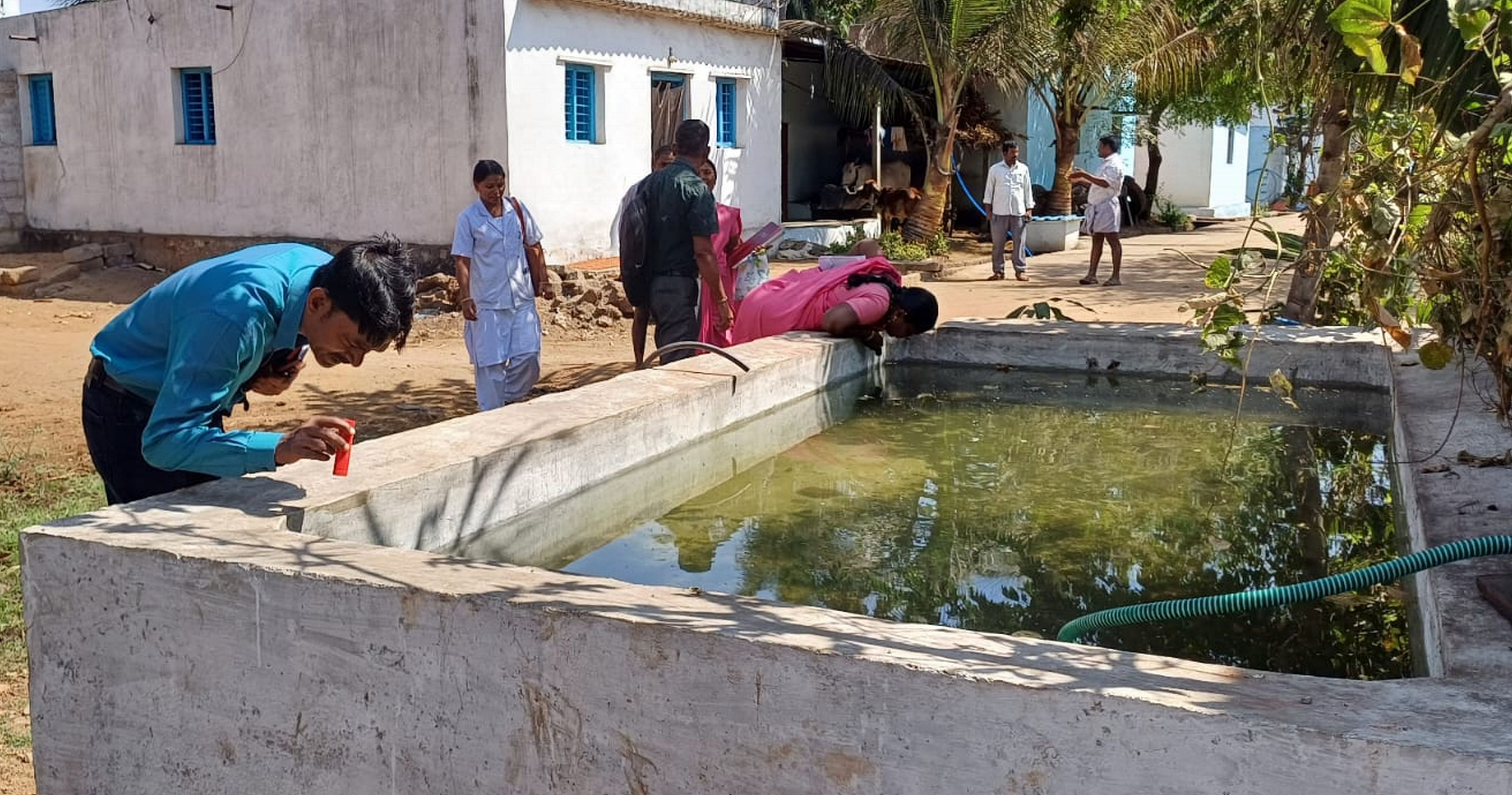 ಕೊಪ್ಪಳ ತಾಲ್ಲೂಕಿನ ಹಿರೇಬಗನಾಳ ಗ್ರಾಮದಲ್ಲಿ ನೀರಿನ ಪರೀಕ್ಷೆಯಲ್ಲಿ ತೊಡಗಿದ್ದ ಆರೋಗ್ಯ ಇಲಾಖೆ ಸಿಬ್ಬಂದಿ