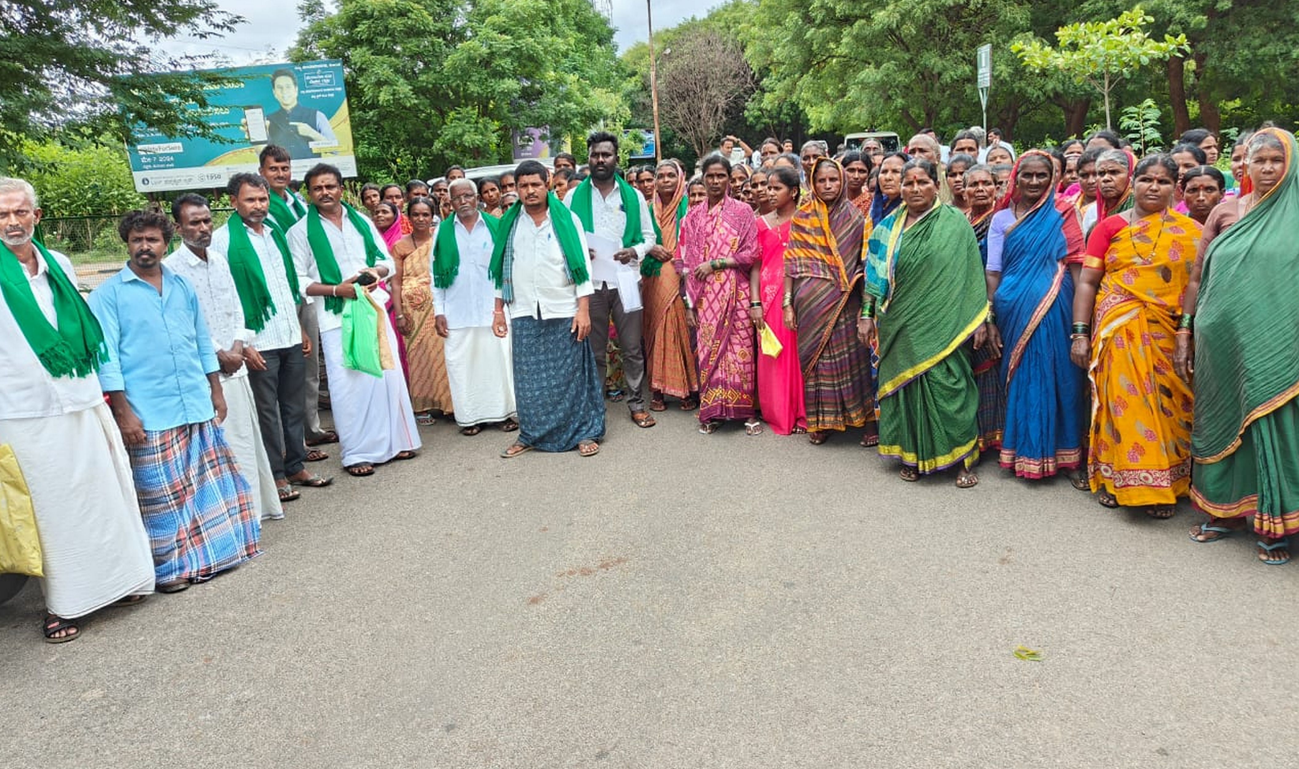 ಕೊಪ್ಪಳದ ಜಿಲ್ಲಾಡಳಿತ ಭವನದ ಆವರಣದಲ್ಲಿ ಹೇರೂರು ಗ್ರಾಮದವರು ಸರ್ಕಾರಿ ಜಮೀನು ಒತ್ತುವರಿ ತಡೆಯಬೇಕು ಎಂದು ಆಗ್ರಹಿಸಿದರು