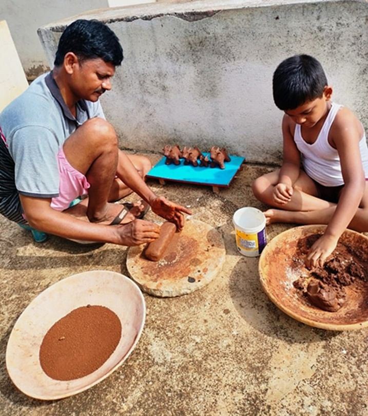 ಚಿಟಗುಪ್ಪ ಪಟ್ಟಣದಲ್ಲಿ ಶುಕ್ರವಾರ ಮನೆಗಳಲ್ಲಿ ನಾಗರಿಕರು ಮಣ್ಣೆತ್ತು ಸಿದ್ಧಪಡಿಸಿ ಅಮಾವಾಸ್ಯೆ ನಿಮಿತ್ತ ಅವುಗಳಿಗೆ ವಿಶೇಷ ಪೂಜೆ ಸಲ್ಲಿಸಿದರು
