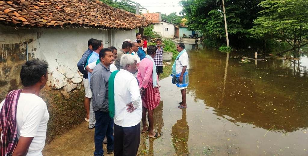 ಪಾಂಡವಪುರ ತಾಲ್ಲೂಕಿನ ಎಣ್ಣೆಹೊಳೆಕೊಪ್ಪಲು ಗ್ರಾಮಕ್ಕೆ ನುಗ್ಗಿದ ಕಾವೇರಿ ನದಿ ನೀರು ನುಗ್ಗಿದ್ದು, ತಹಶೀಲ್ದಾರ್ ಎಸ್.ಸಂತೋಷ್ ಅವರೊಂದಿಗೆ ರೈತ ಮುಖಂಡರು ಚರ್ಚೆ ನಡೆಸಿದರು.