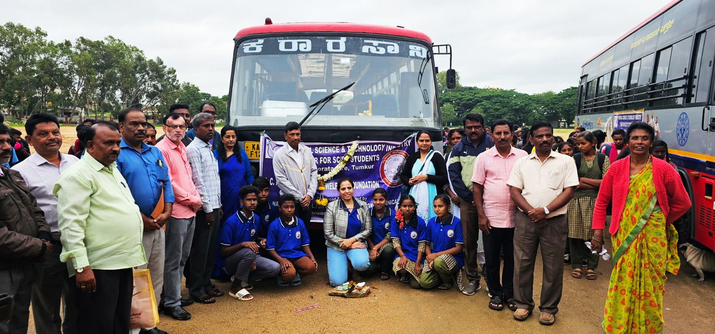 ಕೊರಟಗೆರೆ ತಾಲ್ಲೂಕಿನ ಆಯ್ದ ಪ್ರೌಢಶಾಲೆ ವಿದ್ಯಾರ್ಥಿಗಳನ್ನು ಕೆ.ಸಿ.ರೆಡ್ಡಿ, ಸರೋಜಮ್ಮ ವೆಲ್‌ಫೇರ್‌ ಫೌಂಡೇಷನ್‌ನಿಂದ ಉಚಿತ ಶೈಕ್ಷಣಿಕ ಪ್ರವಾಸಕ್ಕೆ ಕರೆದೊಯ್ಯಲಾಯಿತು. ಬಿಇಒ ಸಿ.ಎನ್.ನಟರಾಜು, ಫೌಂಡೇಷನ್ ಕಾರ್ಯದರ್ಶಿ ವಸಂತ ಕವಿತಾ ಹಾಜರಿದ್ದರು