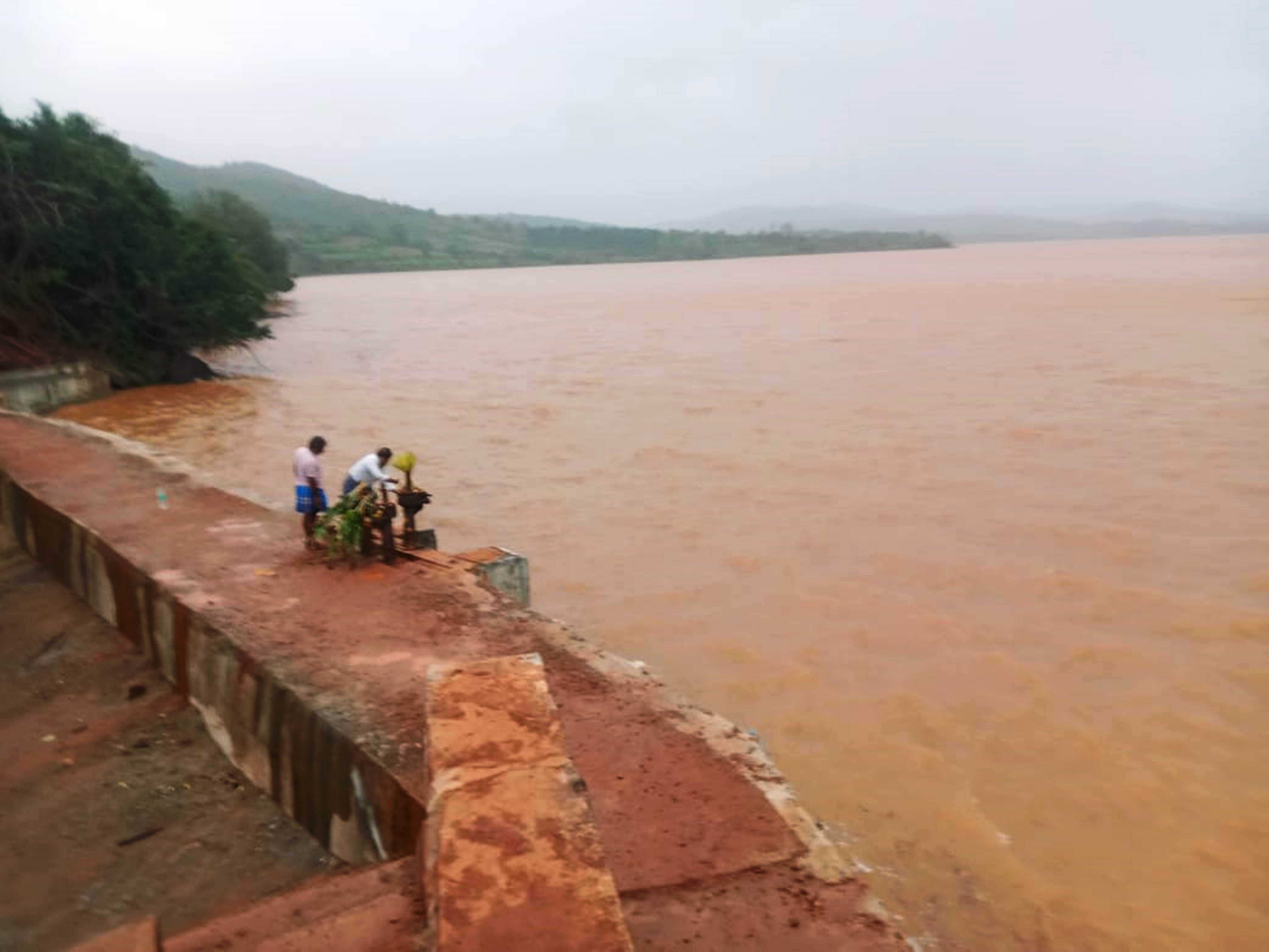 ಬೀರೂರು ಹೋಬಳಿ ಮದಗದಕೆರೆಯು ಶೇ 90ರಷ್ಟು ತುಂಬಿದ್ದು, ಕೆಲವೇ ದಿನಗಳಲ್ಲಿ ಕೋಡಿ ಬೀಳುವ ಹಂತ ತಲುಪಿದೆ. ಅದಕ್ಕಾಗಿ ರೈತರು ಮಂಗಳವಾರ ಕೆರೆಯ ತೂಬಿಗೆ ಪೂಜೆ ಸಲ್ಲಿಸಿದರು