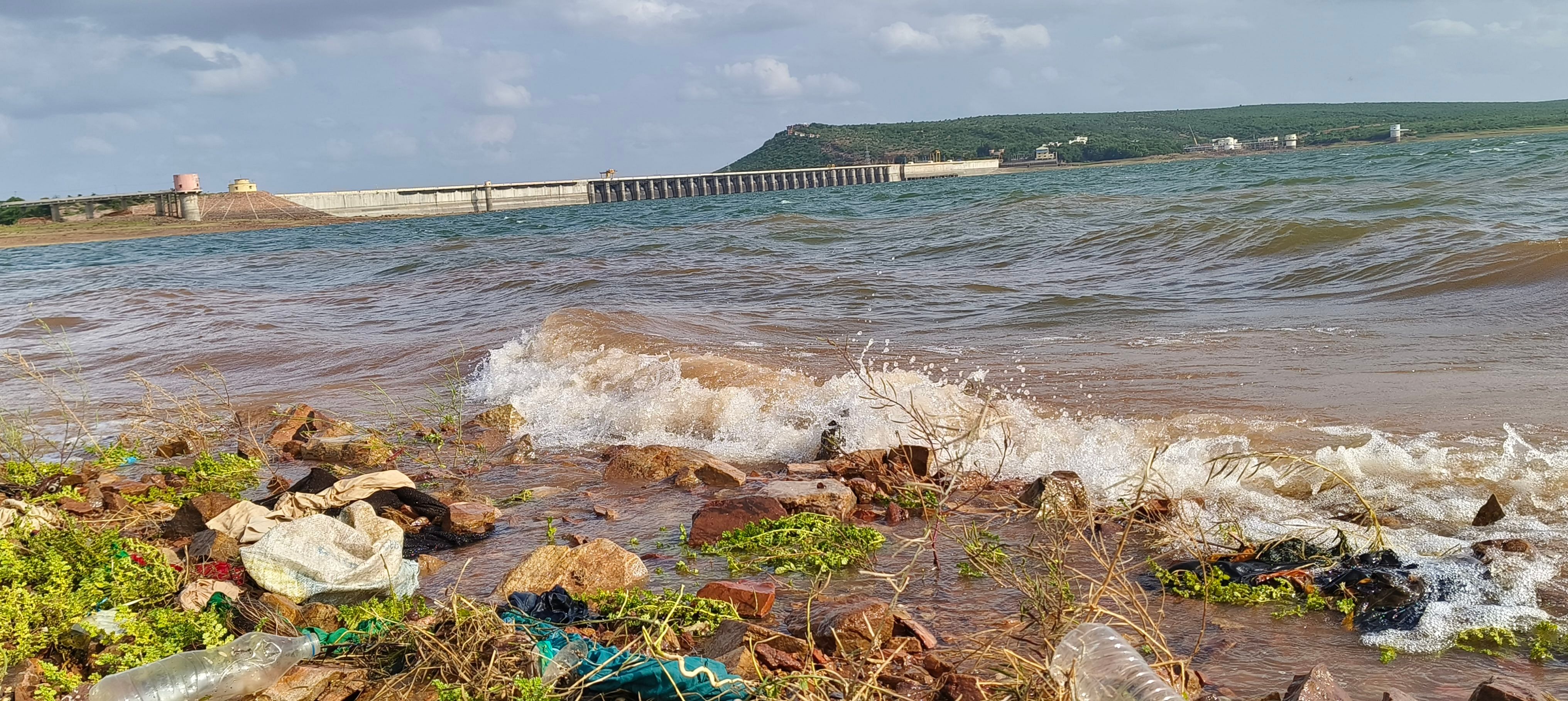 ಆಲಮಟ್ಟಿ ಜಲಾಶಯದ ಹಿನ್ನೀರಿನ ಕೃಷ್ಣಾ ನದಿಯಲ್ಲಿ ರಭಸದ ಅಲೆಗಳು ಕಂಡಿದ್ದು ಹೀಗೆ (ಪ್ರಜಾವಾಣಿ ಚಿತ್ರ; ಚಂದ್ರಶೇಖರ ಕೋಳೇಕರ)