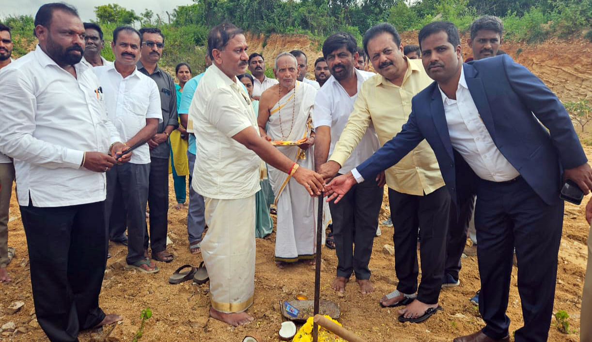 ಶ್ರೀರಂಗಪಟ್ಟಣ ತಾಲ್ಲೂಕಿನ ಬೆಳಗೊಳ ಬಳಿ ಗ್ರಾಮಾಡಳಿತ ಅಧಿಕಾರಿ ಕಚೇರಿ ಕಟ್ಟಡ ನಿರ್ಮಾಣ ಕಾಮಗಾರಿಗೆ ಜಿಲ್ಲಾ ಉಸ್ತುವಾರಿ ಸಚಿವ ಎನ್. ಚಲುವರಾಯಸ್ವಾಮಿ ಸೋಮವಾರ ಚಾಲನೆ ನೀಡಿದರು. ಶಾಸಕ ರಮೇಶ ಬಂಡಿಸಿದ್ದೇಗೌಡ, ಜಿಲ್ಲಾಧಿಕಾರಿ ಕುಮಾರ, ಗ್ರಾಮ ಪಂಚಾಯಿತಿ ಅಧ್ಯಕ್ಷ ಬಿ.ವಿ. ಸುರೇಶ್‌ ಇದ್ದಾರೆ