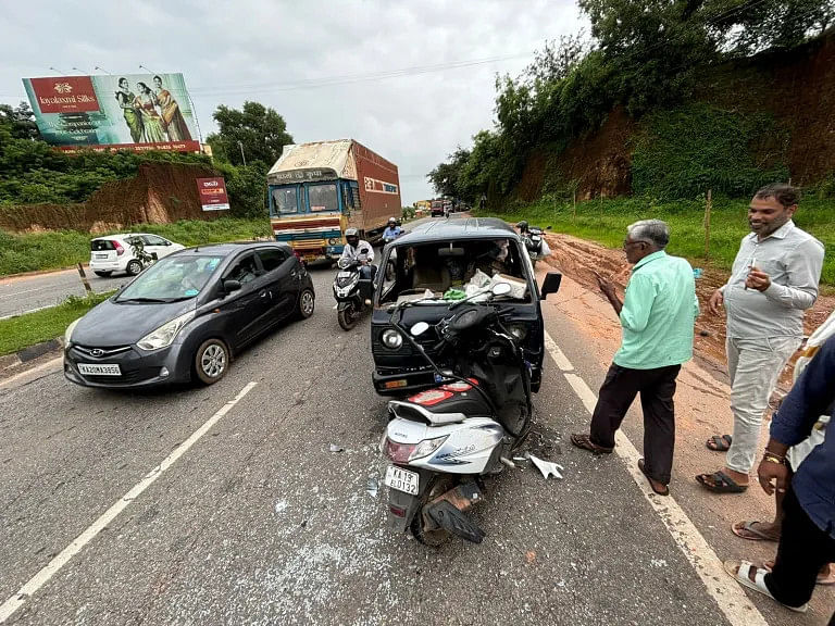 ಮೂಲ್ಕಿಯ ರಾಷ್ಟ್ರೀಯ ಹೆದ್ದಾರಿ ಕೊಲ್ನಾಡ್‌ನಲ್ಲಿ ಅಪಘಾತ ಉಂಟಾಗಿರುವುದು