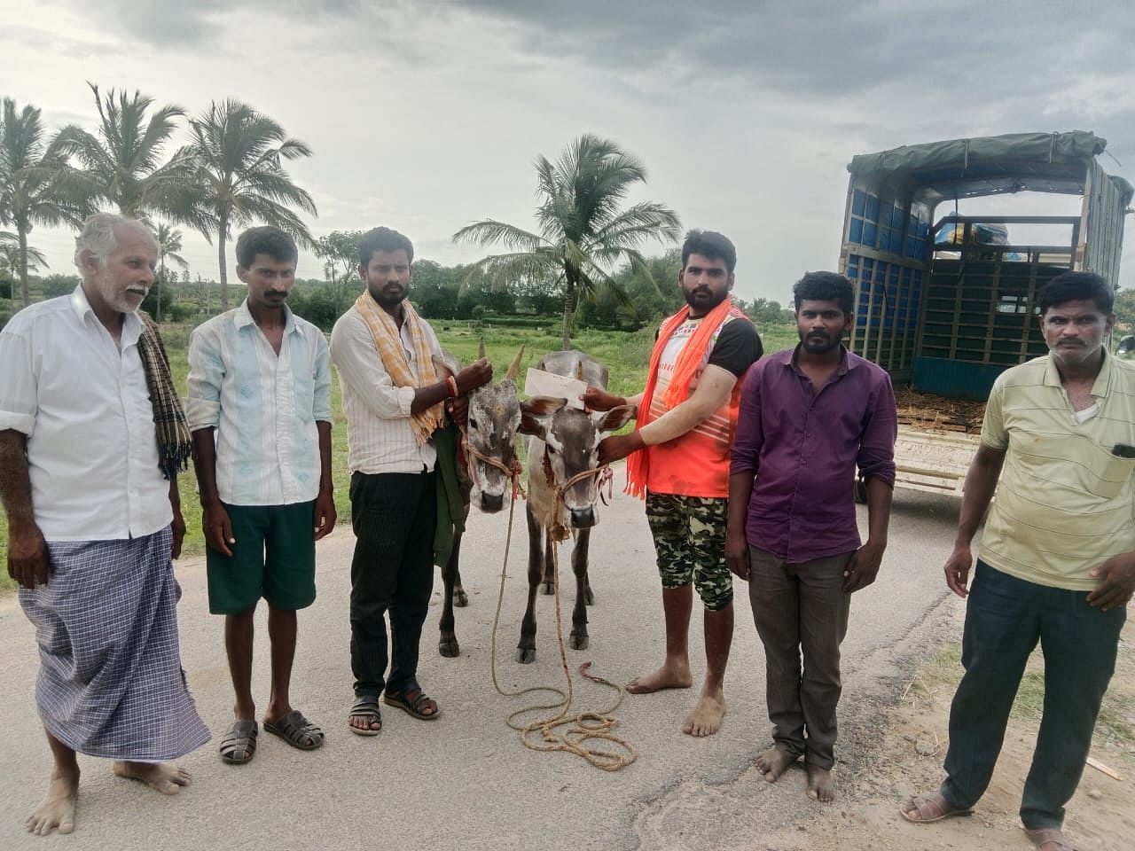 ಬೇತಮಂಗಲ ಸಮೀಪದ ಮೋತಕಪಲ್ಲಿ ಗ್ರಾಮದ ಯುವ ರೈತ ಪರಂದಾಮ ಅವರು ಸಾಕಾಣಿಕೆ ಮಾಡಿರುವ ಎರಡು ಹೋರಿಗಳು