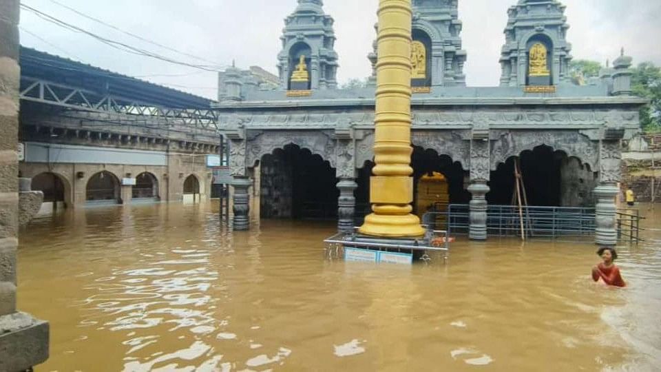 ಚಿಕ್ಕೋಡಿ ತಾಲ್ಲೂಕಿನಲ್ಲಿ ಕೃಷ್ಣಾ ನದಿ ತೀರದಲ್ಲಿರುವ ಸುಕ್ಷೇತ್ರ ಯಡೂರು ಗ್ರಾಮದ ವೀರಭದ್ರೇಶ್ವರ ದೇವಸ್ಥಾನ ಕೃಷ್ಣಾ ನದಿ ನೀರಿನಿಂದ ಜಲಾವೃತಗೊಂಡಿದೆ