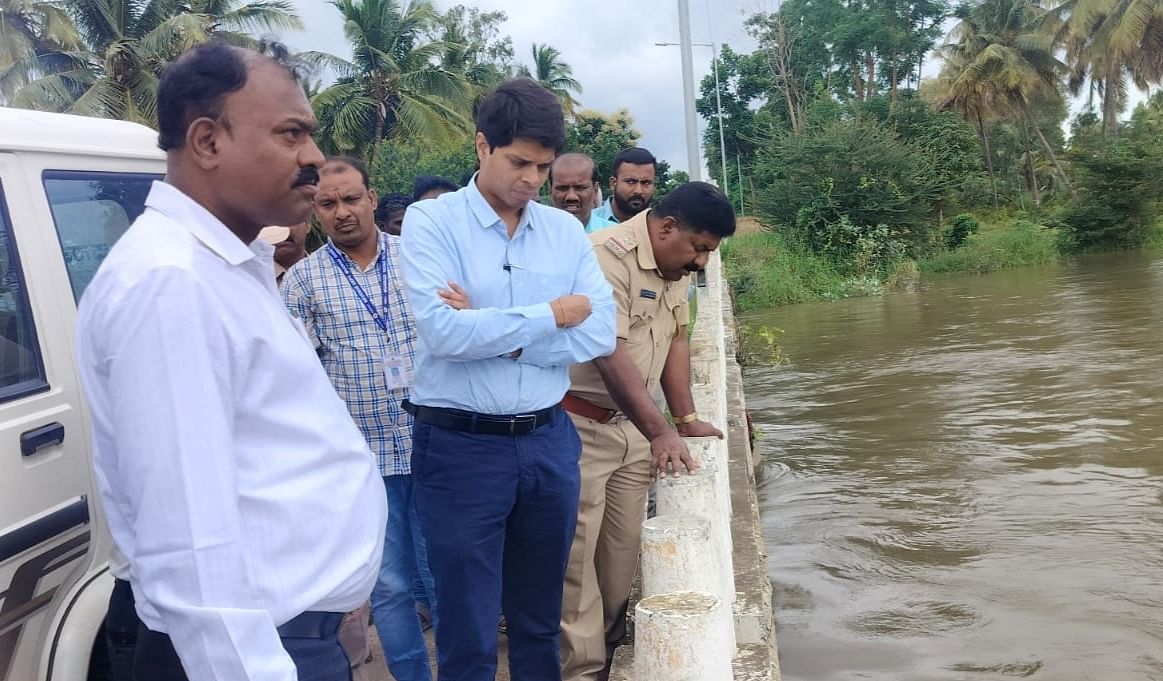 ತಲಕಾಡಿನ ಹೆಮ್ಮಿಗೆ ಸೇತುವೆ ಮೇಲೆ ಪ್ರವಾಹದ ಪರಿಸ್ಥಿತಿಯನ್ನು ವೀಕ್ಷಿಸಿದ ಜಿಲ್ಲಾಧಿಕಾರಿ ಲಕ್ಷ್ಮಿಕಾಂತ ರೆಡ್ಡಿ.