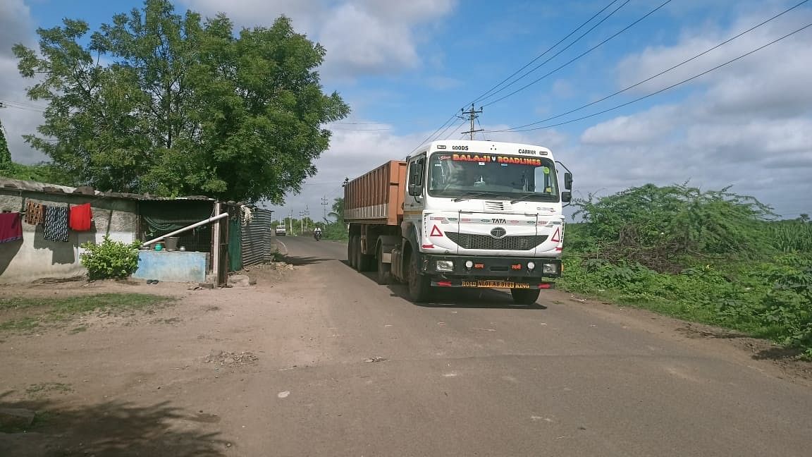 ಟೋಲ್‌ ತಪ್ಪಿಸಲು ವಿಜಯಪುರ ತಾಲ್ಲೂಕಿನ ಮಖಣಾಪುರ ಗ್ರಾಮದಲ್ಲಿ ಸಂಚರಿಸುತ್ತಿರುವ ಬೃಹತ್‌ ವಾಹನ