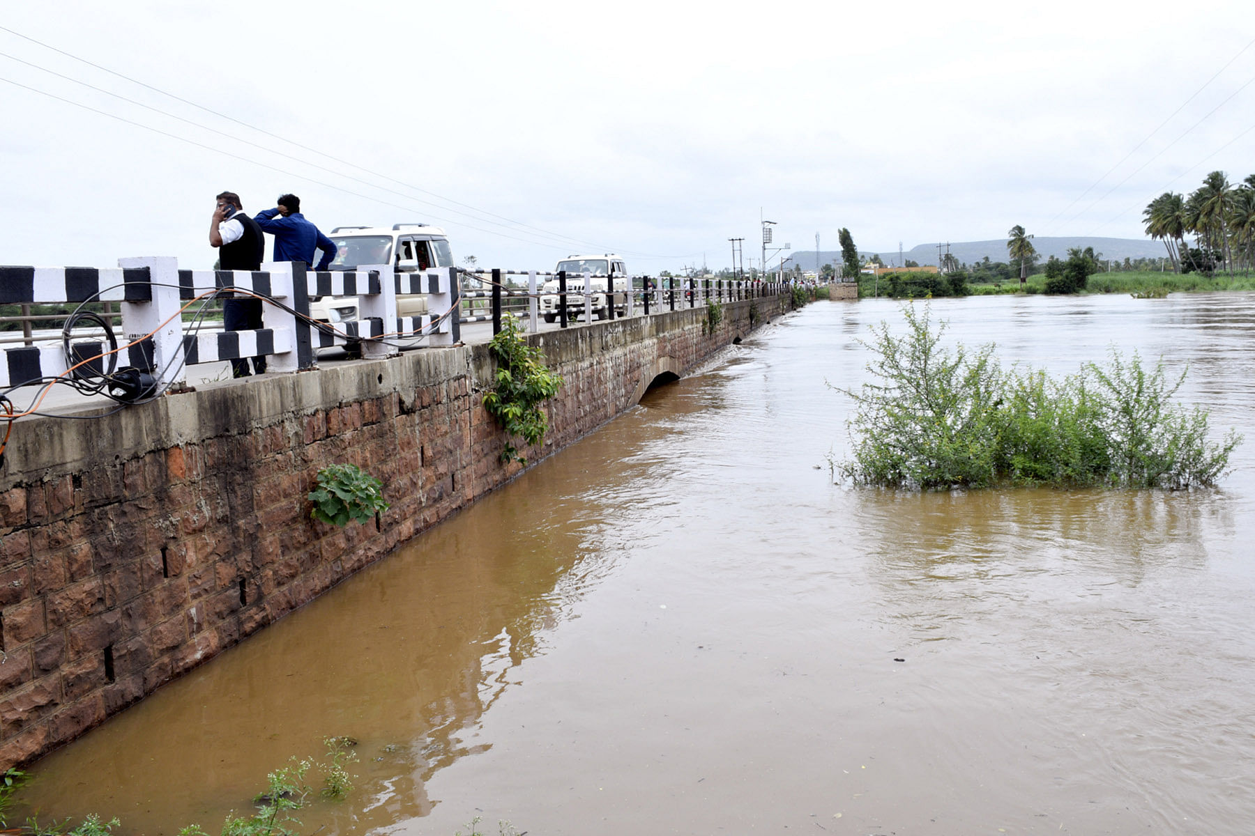 ಗೋಕಾಕ ಹೊರವಲಯದಲ್ಲಿ ಘಟಪ್ರಭಾ ನದಿಗೆ ನಿರ್ಮಿಸಿರುವ ಅಂತರ್ ರಾಜ್ಯ ಹೆದ್ದಾರಿ ಜತ್ತ-ಜಾಂಬೋಟಿಯ ಭಾಗವಾಗಿರುವ ಲೋಳಸೂರ ಸೇತುವೆ