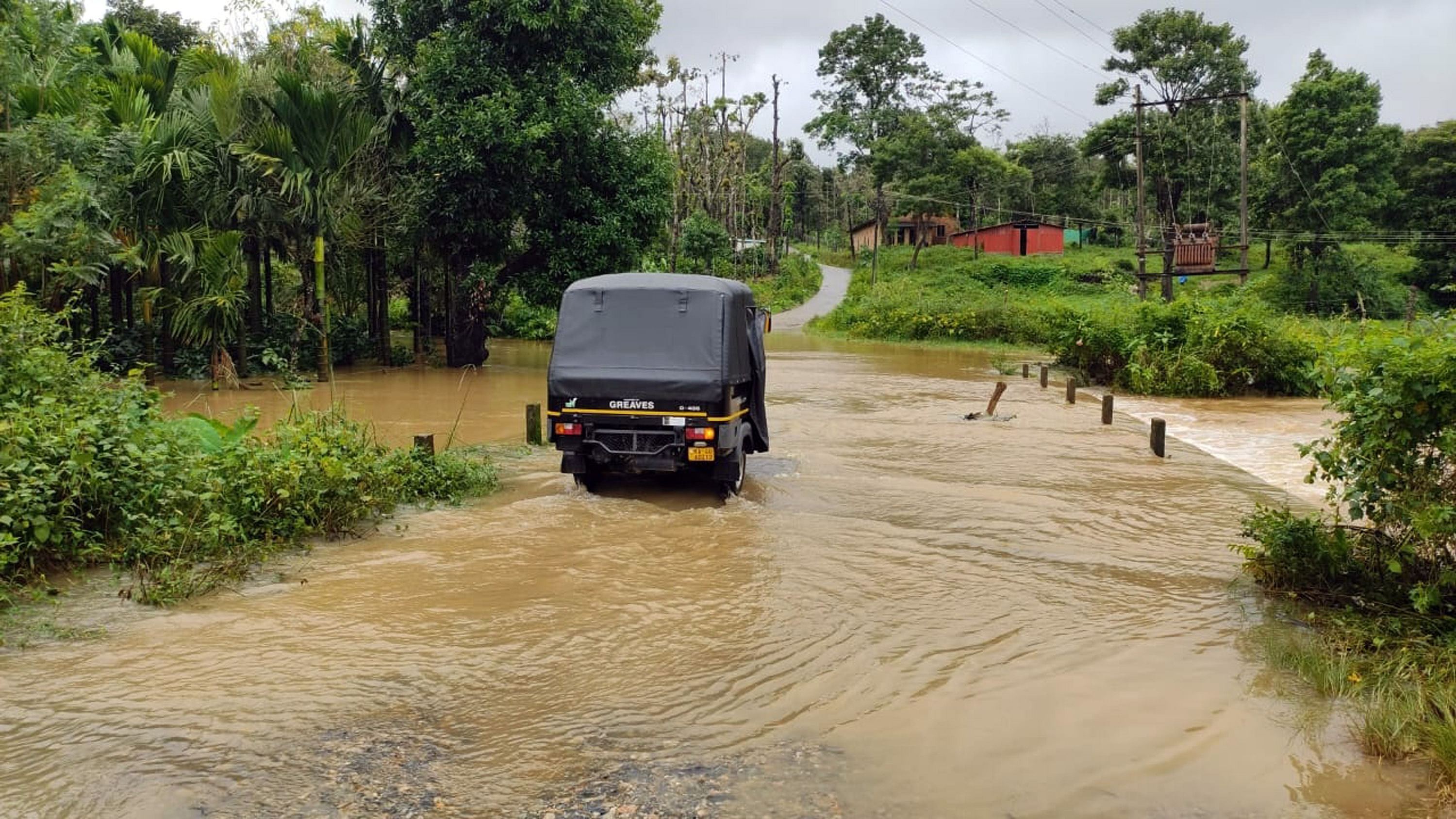 ಸಕಲೇಶಪುರ ತಾಲ್ಲೂಕಿನ ಮಠಸಾಗರ ಗ್ರಾಮದ ಹಳ್ಳದಲ್ಲಿ ಪ್ರವಾಹ ಉಂಟಾಗಿ ಗುರುವಾರ ಸೇತುವೆ ಮೇಲೆ ನೀರು ಹರಿಯುತ್ತಿರುವುದು