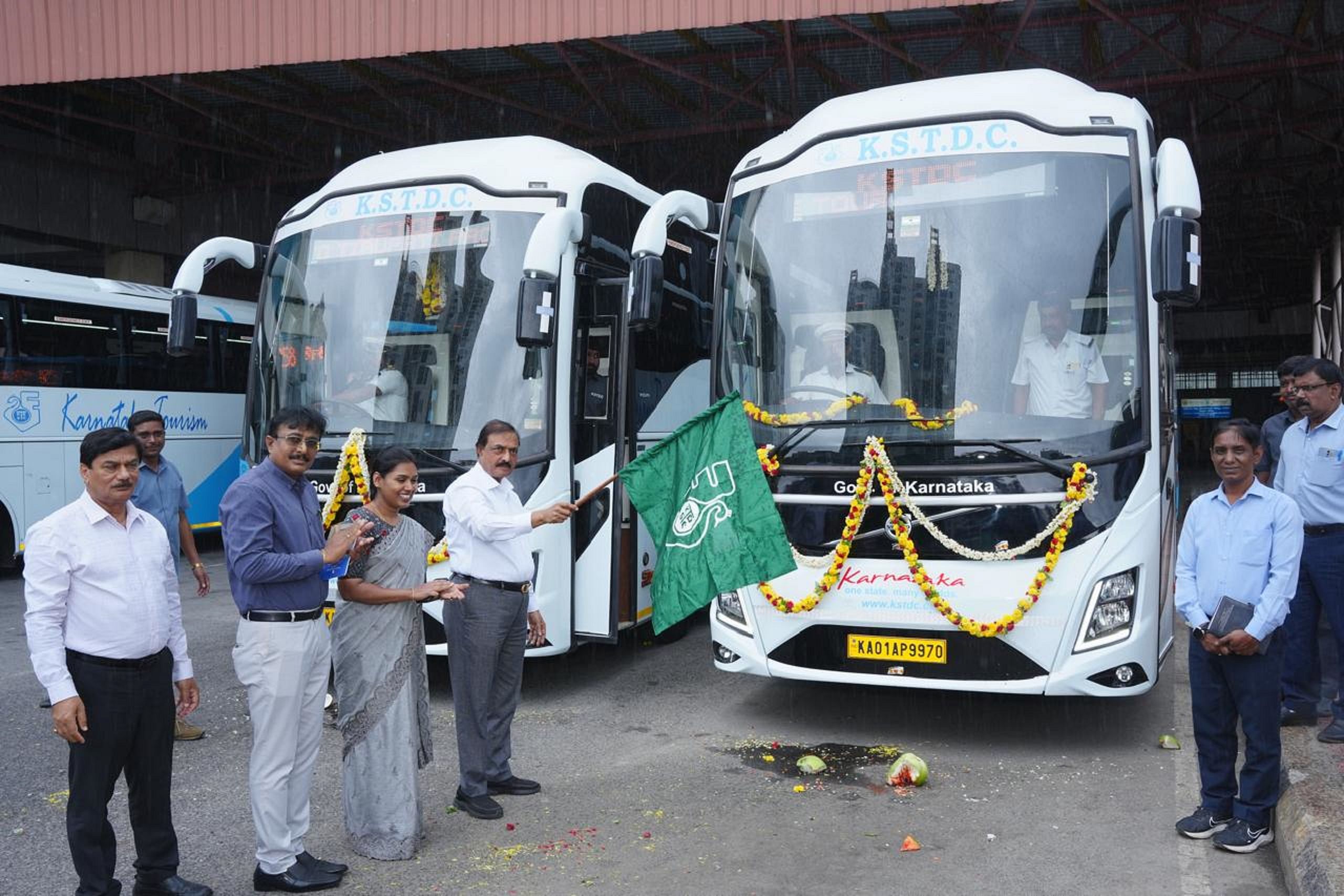 ಮೂರು ಹೊಸ ವೋಲ್ವೊ ಬಸ್‌ಗಳಿಗೆ ರಾಜ್ಯ ಪ್ರವಾಸೋದ್ಯಮ ಅಭಿವೃದ್ಧಿ ನಿಗಮ ಅಧ್ಯಕ್ಷ ಎಂ.ಶ್ರೀನಿವಾಸ್ ಹಸಿರು ನಿಶಾನೆ ತೋರಿದರು