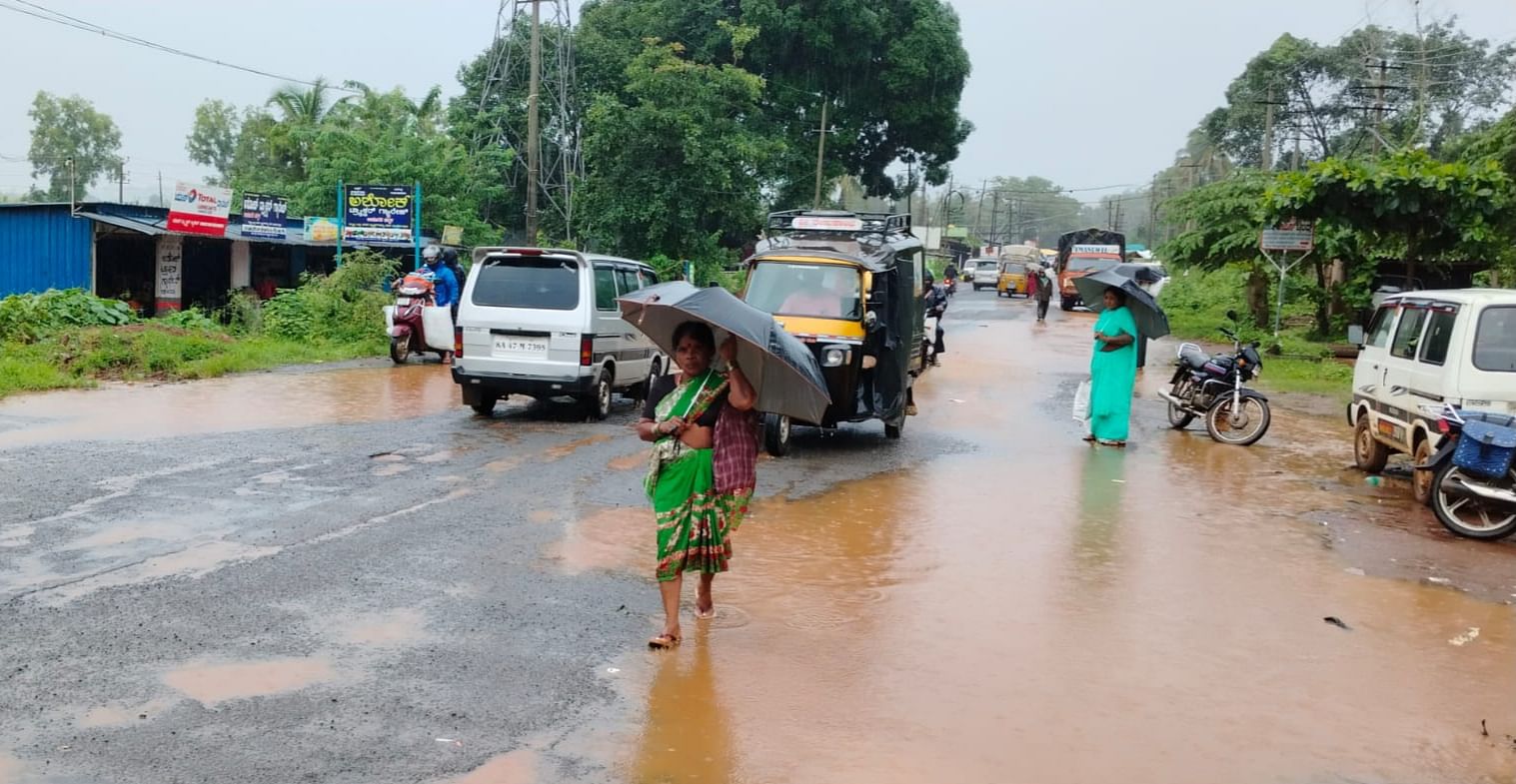 ಸೊರಬದ ಉಳವಿ–ಸಾಗರ ಮುಖ್ಯರಸ್ತೆಯಲ್ಲಿ ಮಂಗಳವಾರ ಸಾರ್ವಜನಿಕರು ಮಳೆಯಲ್ಲಿಯೇ ಸಂತೆ ಮುಗಿಸಿಕೊಂಡು ಬರುತ್ತಿರುವ ದೃಶ್ಯ