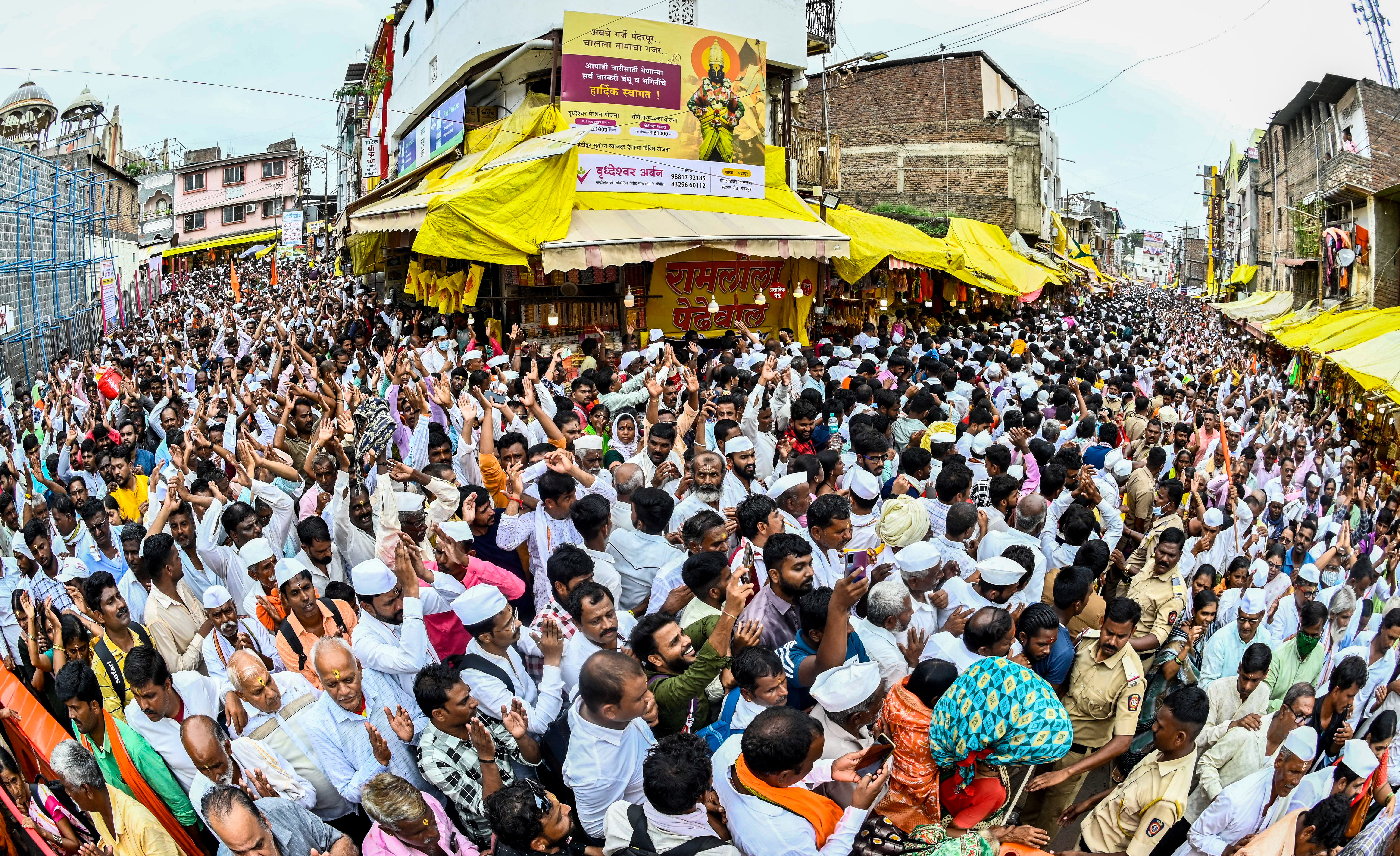 ವಿಠ್ಠಲನ ಸನ್ನಿಧಾನದಲ್ಲಿ ಭಕ್ತ ಸಾಗರ...