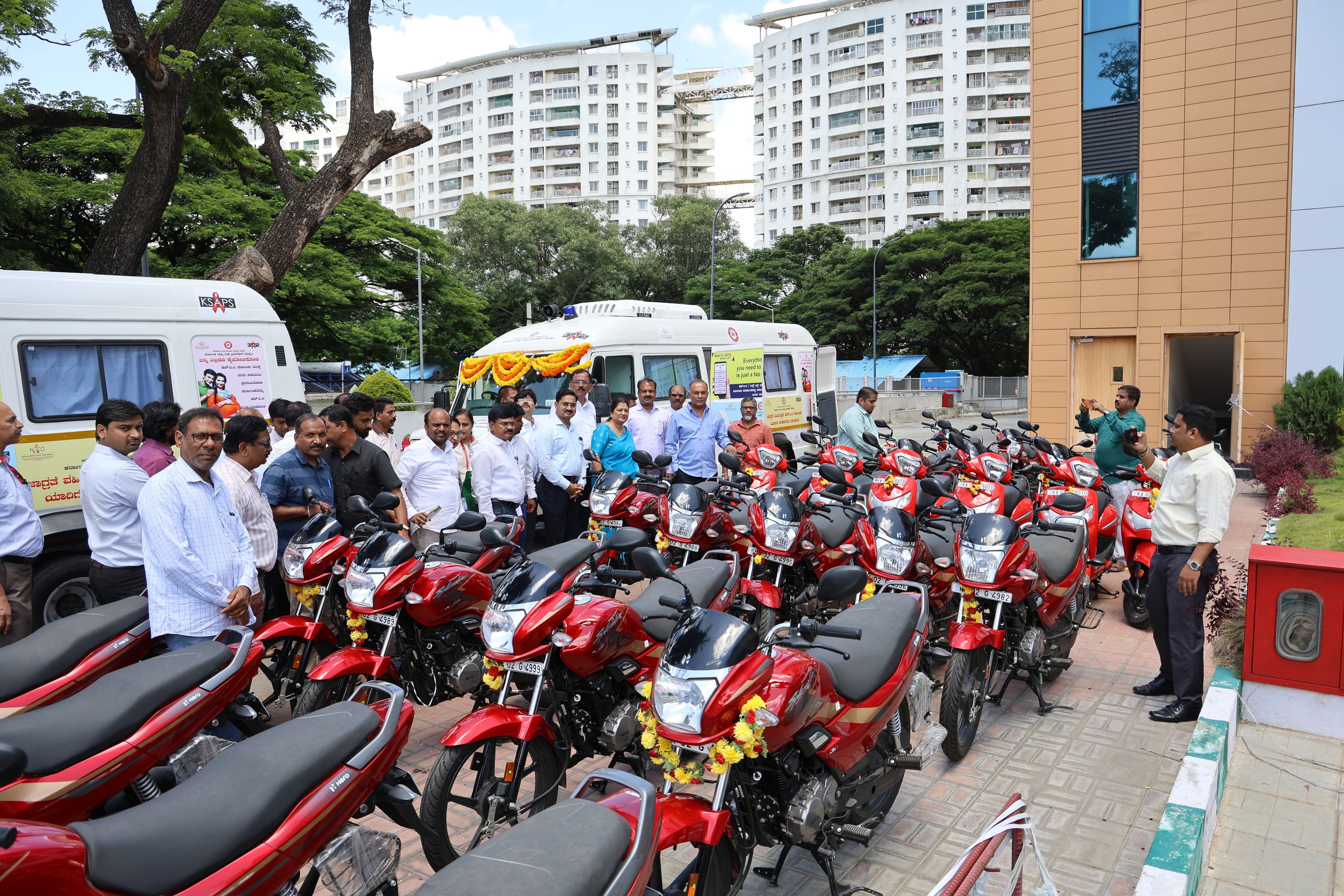 ದಕ್ಷಿಣ ಕನ್ನಡ ಮತ್ತು ಬಳ್ಳಾರಿ ಜಿಲ್ಲೆಗಳ ಏಡ್ಸ್‌ ಪ್ರತಿಬಂಧಕ ಘಟಕಗಳಿಗೆ ‘ಮೊಬೈಲ್‌ ಐಸಿಟಿಸಿ ವ್ಯಾನ್‌’ಗಳನ್ನು ಮತ್ತು ಎಲ್ಲ ಜಿಲ್ಲೆಗಳಿಗೆ ತಲಾ ಒಂದರಂತೆ ದ್ವಿಚಕ್ರವಾಹನಗಳನ್ನು ಬುಧವಾರ ವಿತರಿಸಲಾಯಿತು.