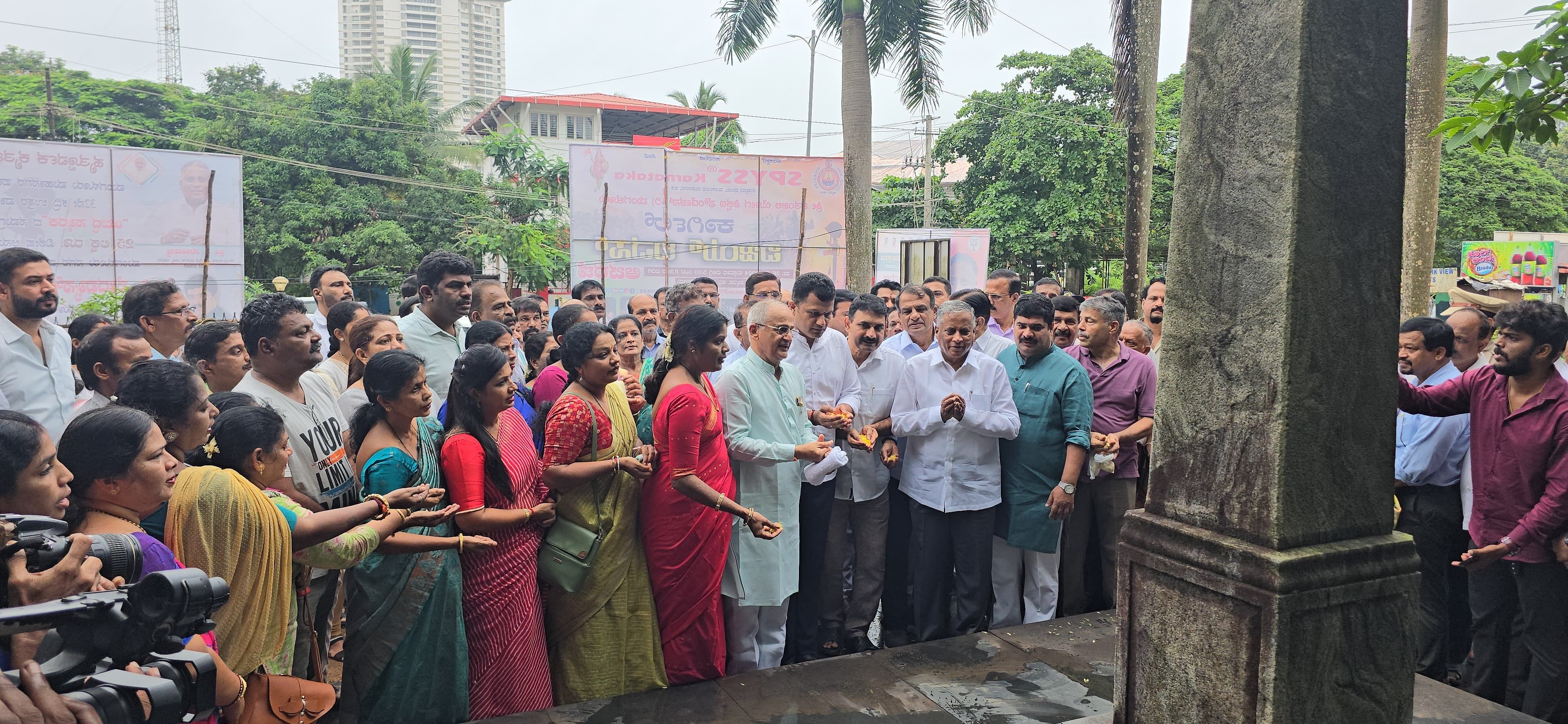 ಸಚಿವ ವಿ. ಸೋಮಣ್ಣ ಜೊತೆ ಶಾಸಕರು, ಸಂಸದರು, ಸ್ಥಳೀಯರು ಯೋಧರ ಸ್ಮಾರಕ್ಕೆ ಪುಷ್ಪನಮನ ಸಲ್ಲಿಸಿದರು