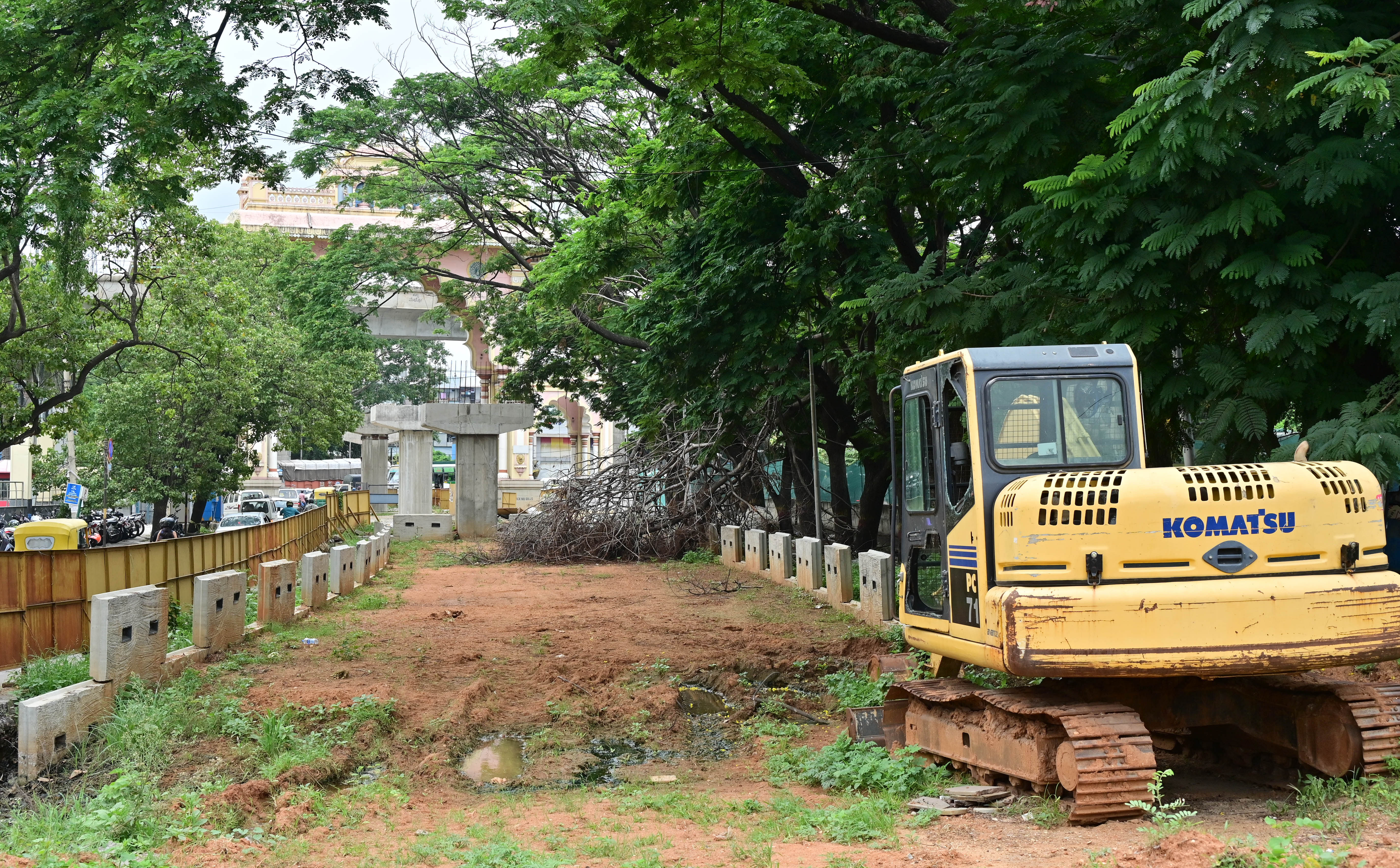 ರಾಜರಾಜೇಶ್ವರಿನಗರದ ಆರ್ಚ್ ಬಳಿ ಮೇಲ್ಸೇತುವೆ ಕಾಮಗಾರಿ ಸ್ಥಗಿತಗೊಂಡಿದ್ದು, ವರ್ಷದಿಂದ ಯಂತ್ರವೂ ತುಕ್ಕುಹಿಡಿಯುತ್ತಿದೆ
ಪ್ರಜಾವಾಣಿ ಚಿತ್ರ. ಪ್ರಶಾಂತ್ ಎಚ್.ಜಿ.