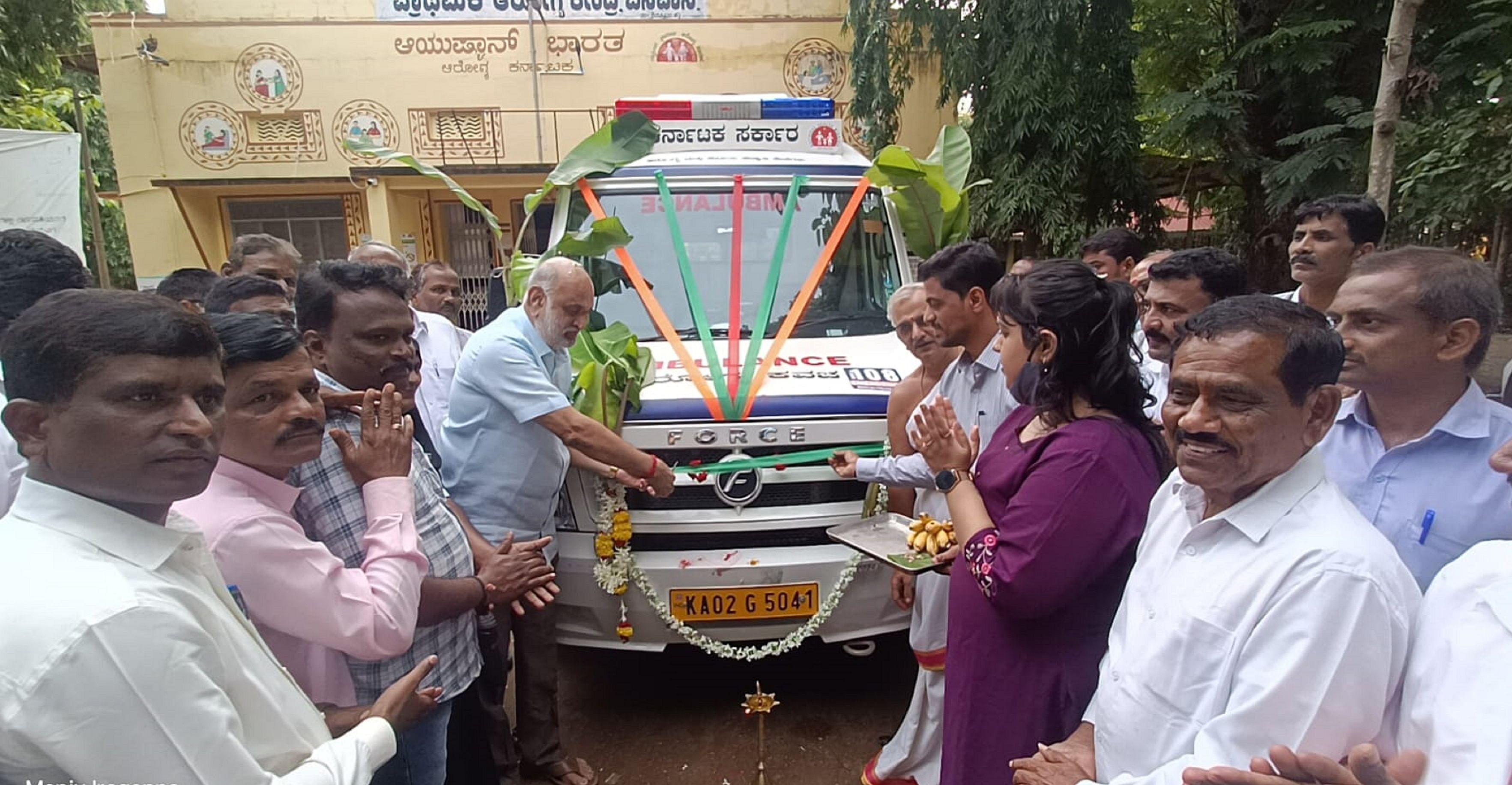 ಶಿರಸಿ ತಾಲ್ಲೂಕಿನ ಬನವಾಸಿ ಭಾಗಕ್ಕೆ ನೂತನವಾಗಿ ಮಂಜೂರಾದ ಆರೋಗ್ಯ ಕವಚ 108 ಅಂಬ್ಯುಲೆನ್ಸ್‌‍ಗೆ ಶಾಸಕ ಶಿವರಾಮ ಹೆಬ್ಬಾರ್ ಚಾಲನೆ ನೀಡಿದರು. ರೂಪಾ ನಾಯ್ಕ, ಬಸವರಾಜ ದೊಡ್ಮನಿ, ದ್ಯಾಮಣ್ಣ ದೊಡ್ಮನಿ ಇದ್ದರು