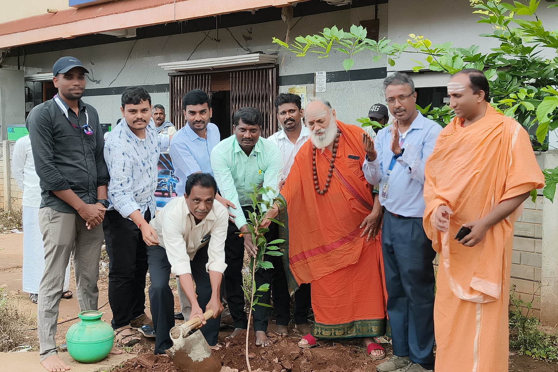 ಚನ್ನಗಿರಿ ತಾಲ್ಲೂಕಿನ ತಾವರೆಕೆರೆ ಗ್ರಾಮದ ಎಸ್‌ಬಿಐ ಬ್ಯಾಂಕ್ ಆವರಣದಲ್ಲಿ ಗುರುವಾರ ಪರಿಸರ ದಿನಾಚರಣೆ ಅಂಗವಾಗಿ ಎಡೆಯೂರು ಮಠದ ರೇಣುಕ ಶಿವಾಚಾರ್ಯ ಸ್ವಾಮೀಜಿ ಸಸಿ ನೆಟ್ಟರು 