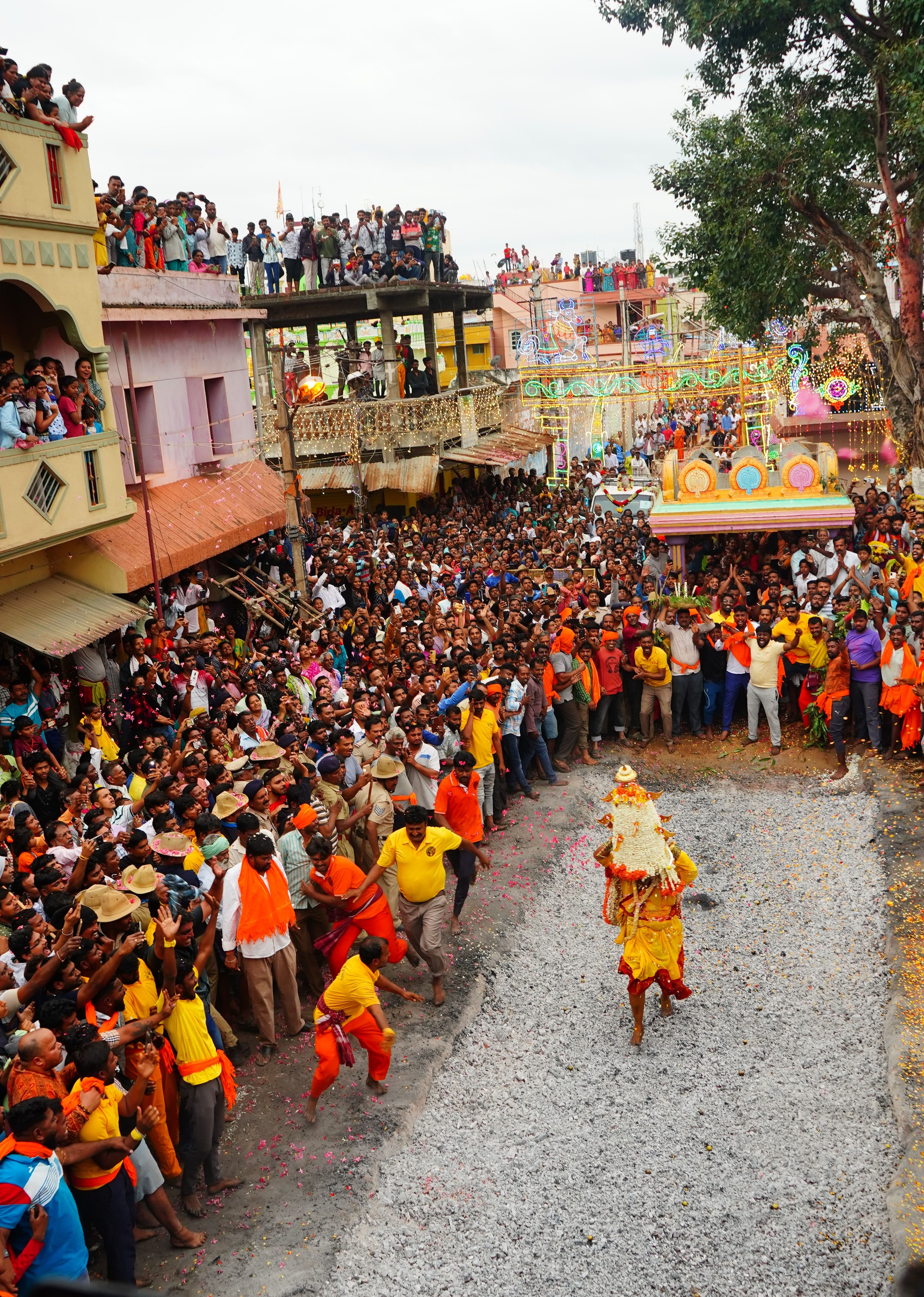 ರಾಮನಗರದ ಚಾಮುಂಡೇಶ್ವರಿ ದೇವಾಲಯದ ಆವರಣದಲ್ಲಿ ಕರಗಧಾರಕರಾದ ದೇವಿಪ್ರಸಾದ್ ಸಿಂಗ್ ಅವರು ಭಕ್ತಗಣದ ಮಧ್ಯೆ ಕೊಂಡ ಹಾಯ್ದರು