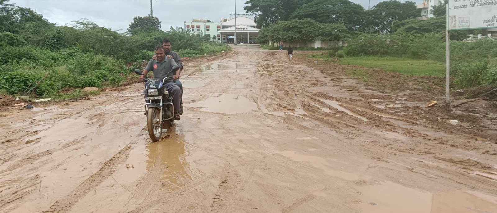 ಚಿಕ್ಕಜಾಜೂರಿನ ರೈಲ್ವೆ ನಿಲ್ದಾಣದ ಮುಂಭಾಗದ ರಸ್ತೆ ಕೆಸರಿನಿಂದ ಕೂಡಿರುವುದು.